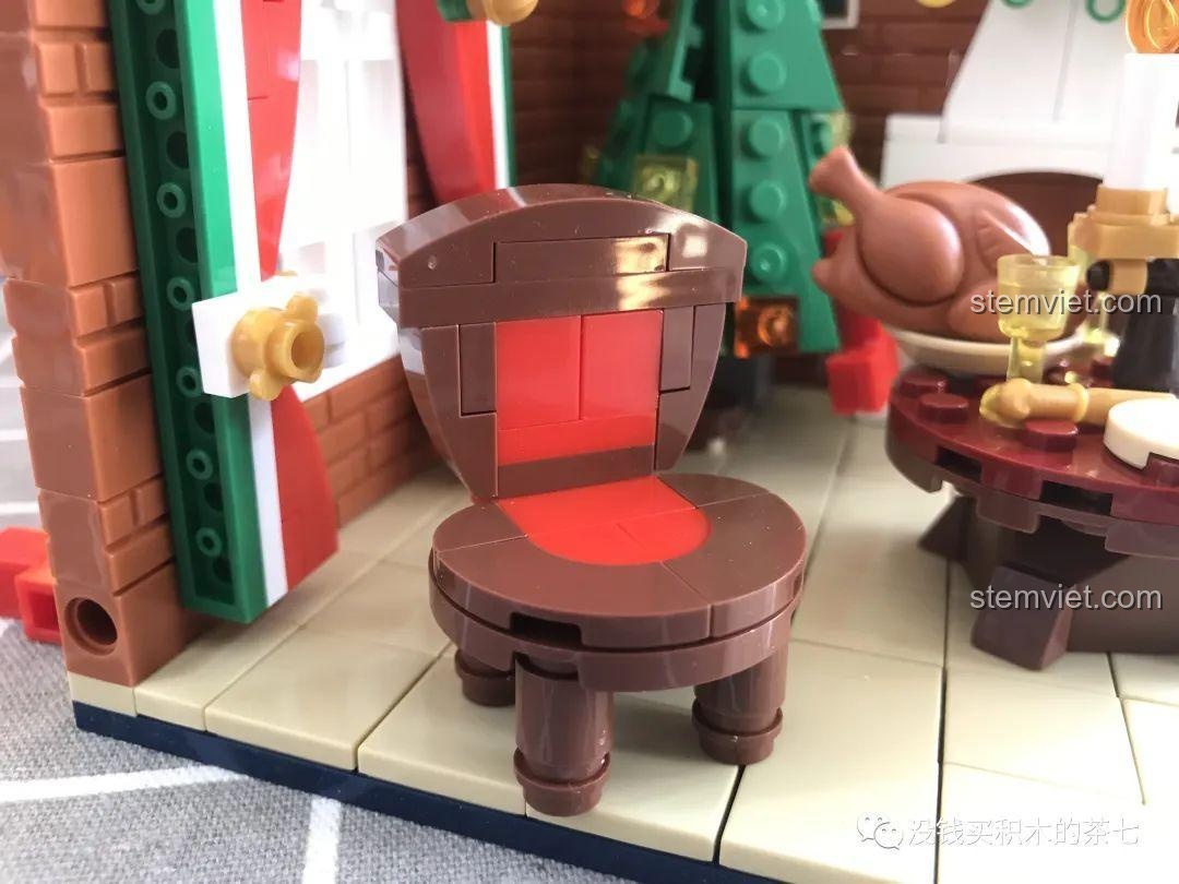 Góc nhìn bên cạnh của chiếc ghế gỗ trong bộ lắp ráp Wekki 506001 Ngôi Nhà Giáng Sinh.