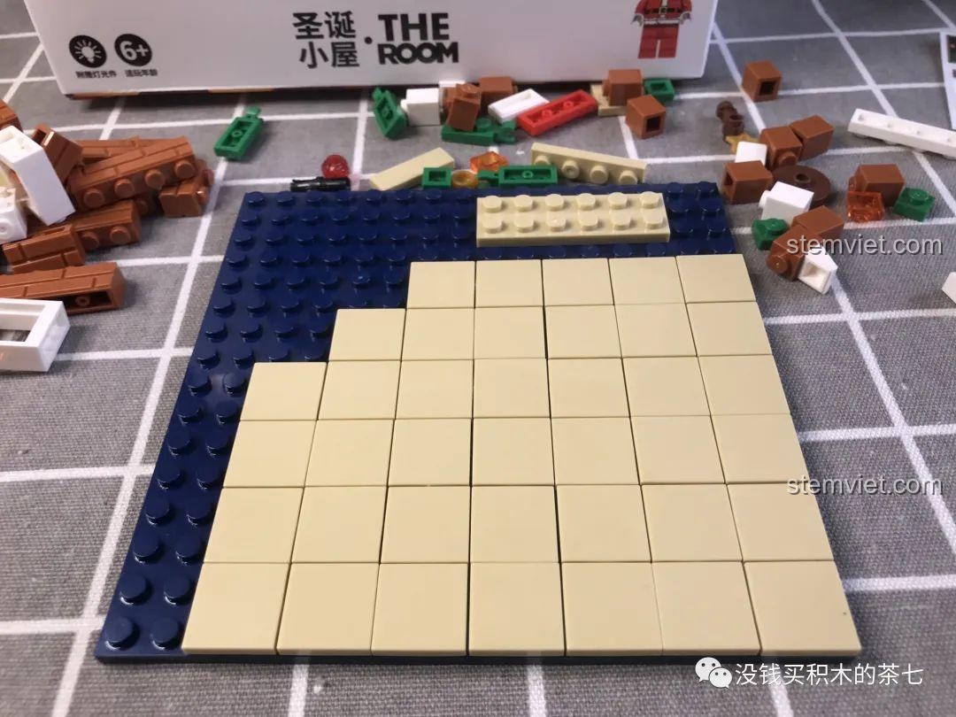Quá trình lắp ráp nền nhà của bộ Wekki 506001 Ngôi Nhà Giáng Sinh, các mảnh ghép khớp nhau.