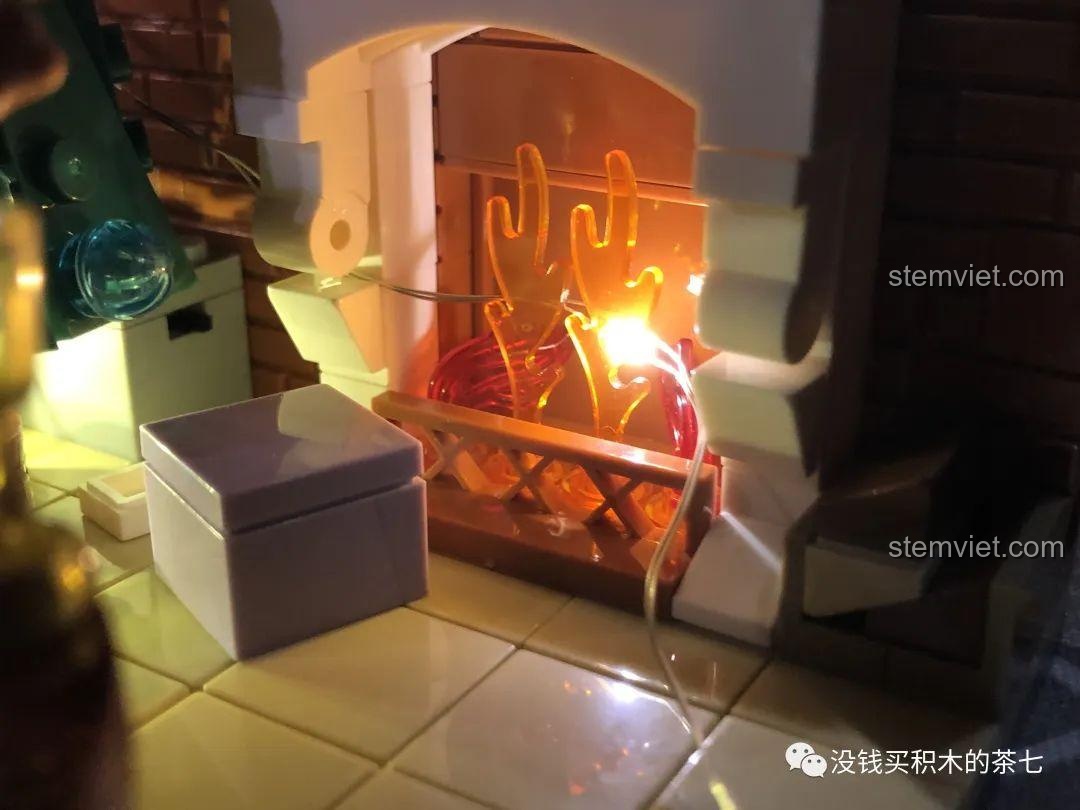 Lò sưởi bừng sáng với đèn LED nâng cấp trong bộ lắp ráp Wekki 506001 Ngôi Nhà Giáng Sinh.