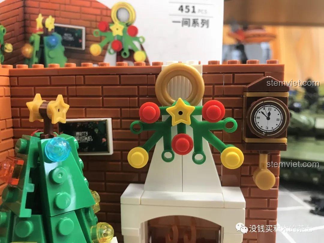 Lò sưởi hoàn chỉnh với vòng hoa và đồng hồ quả lắc trong bộ lắp ráp Wekki 506001 Ngôi Nhà Giáng Sinh.