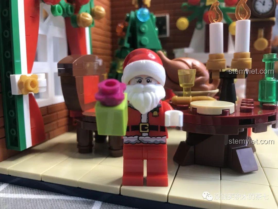 Minifigure Ông già Noel với túi quà trong bộ lắp ráp Wekki 506001 Ngôi Nhà Giáng Sinh.