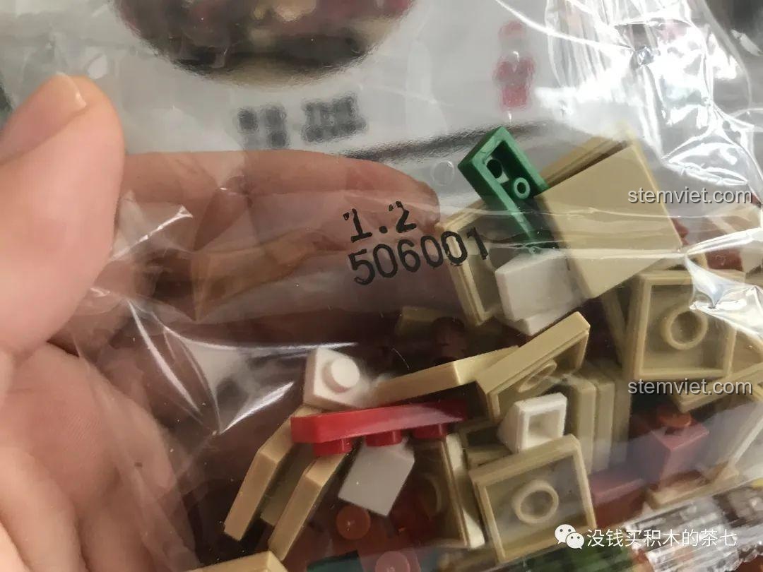 Số hiệu trên túi chi tiết của bộ lắp ráp Wekki 506001 Ngôi Nhà Giáng Sinh, hỗ trợ quá trình lắp.