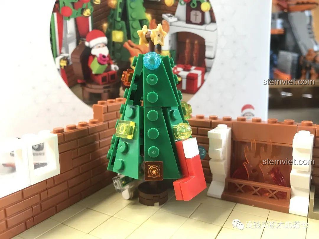 Tất Giáng Sinh được treo cạnh lò sưởi trong bộ lắp ráp Wekki 506001 Ngôi Nhà Giáng Sinh.