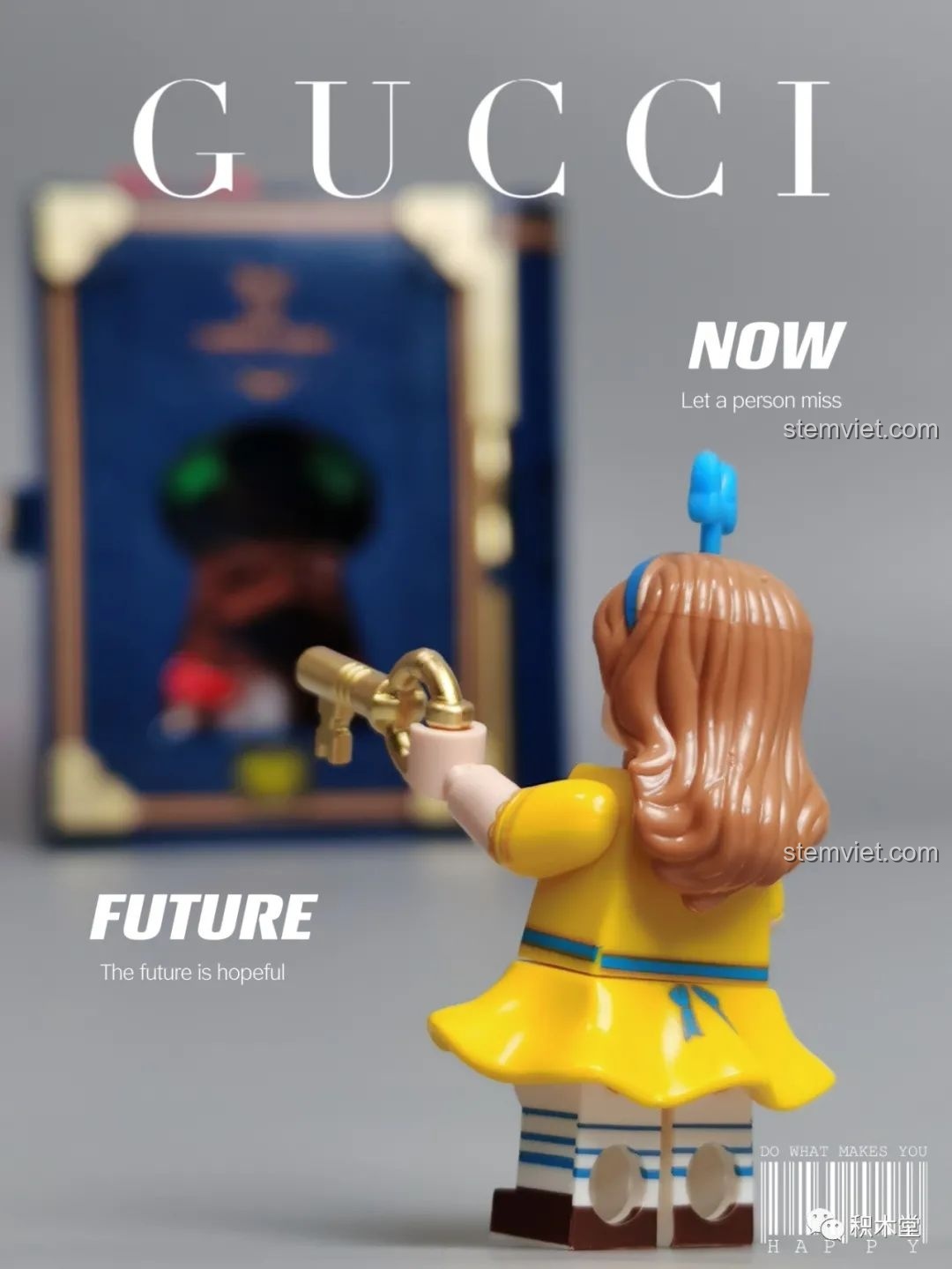 Nhân vật Alice minifigure trong tư thế hành động, với mô hình sách Wekki 506172 Sách truyện Alice ở xứ sở thần tiên ở hậu cảnh.