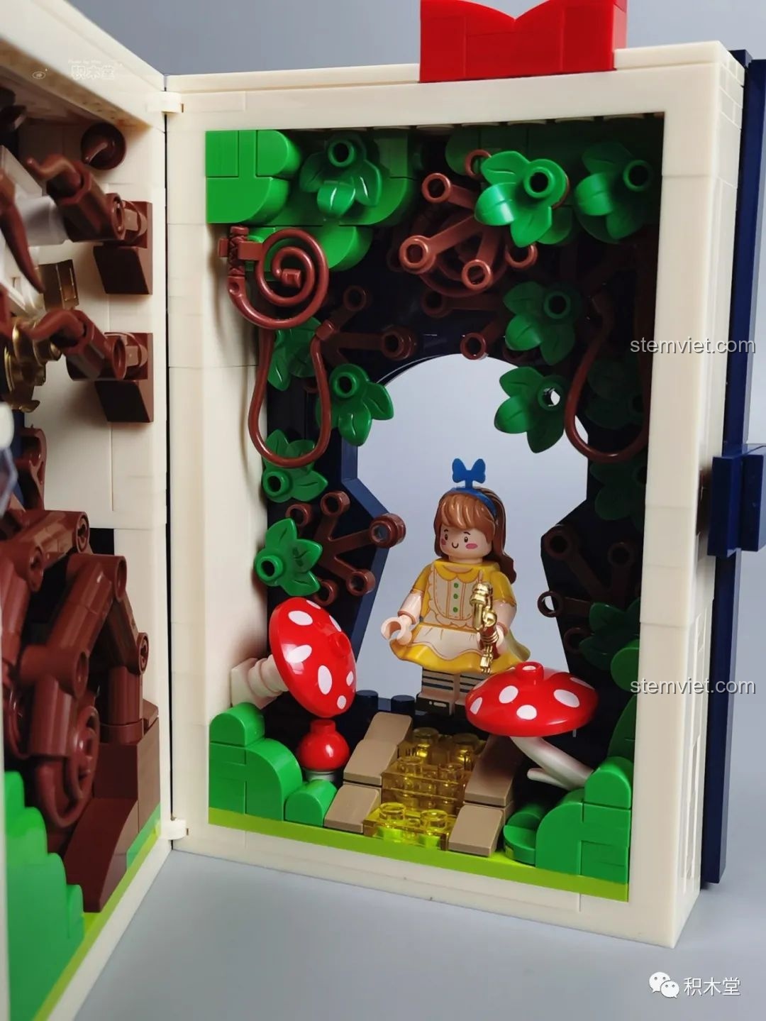 Nhân vật Alice minifigure được đặt vào cảnh quan bên trong mô hình sách Wekki 506172 Sách truyện Alice ở xứ sở thần tiên.