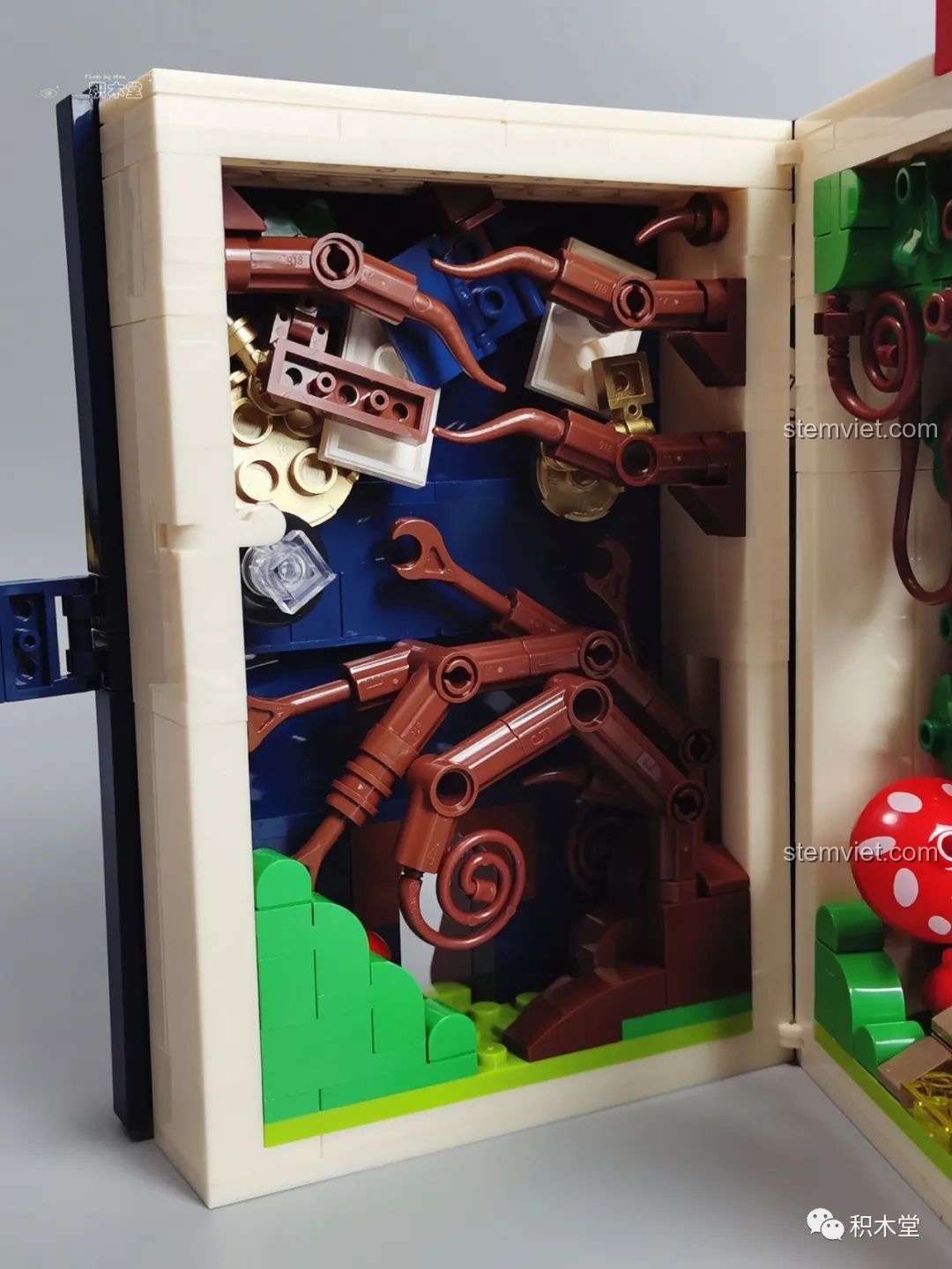 Cấu trúc bên trong của mô hình sách Wekki 506172 Sách truyện Alice ở xứ sở thần tiên, hiển thị các mảnh ghép tạo hình.