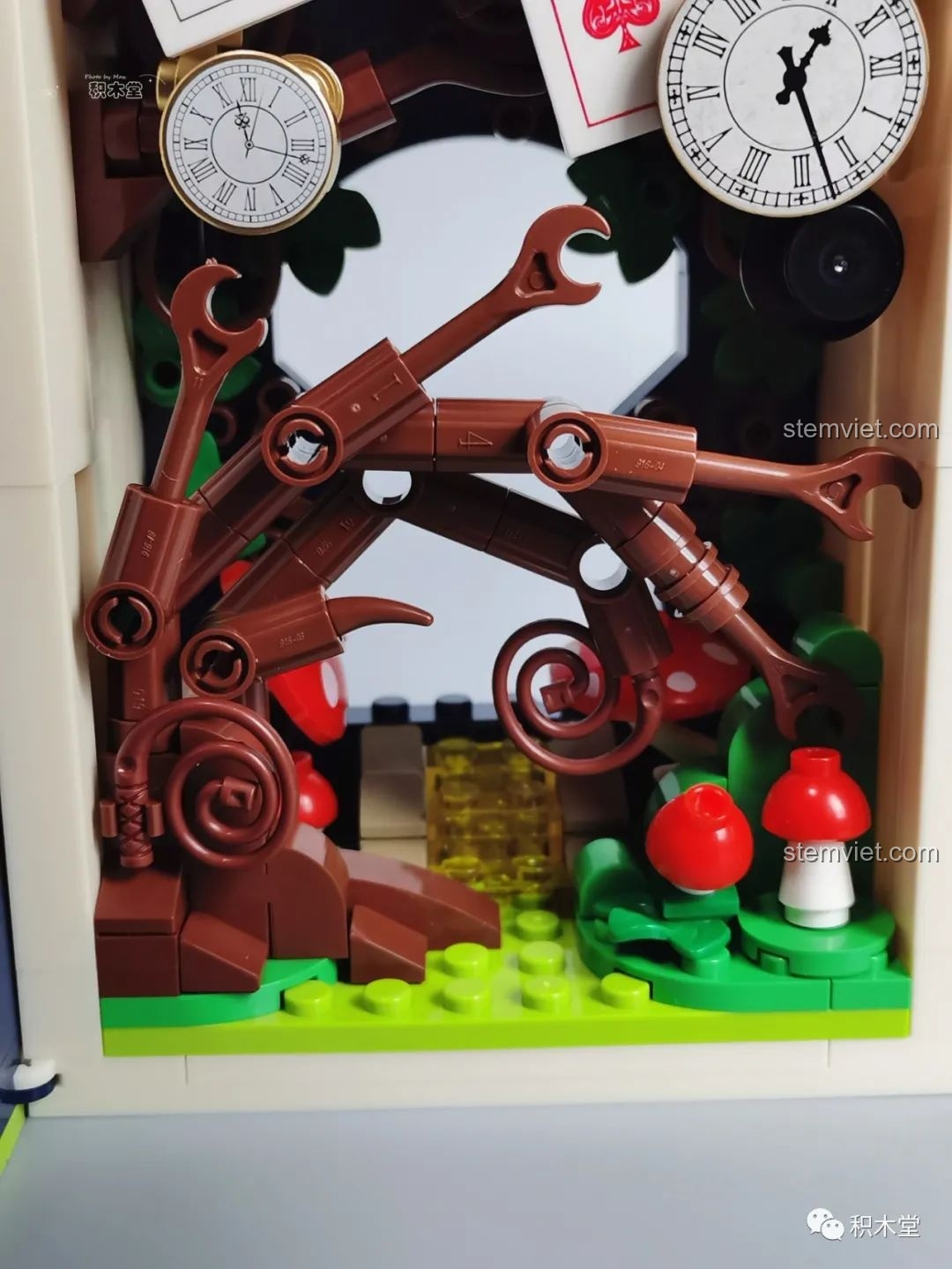 Chi tiết cây và nấm đỏ bên trong mô hình sách Wekki 506172 Sách truyện Alice ở xứ sở thần tiên.