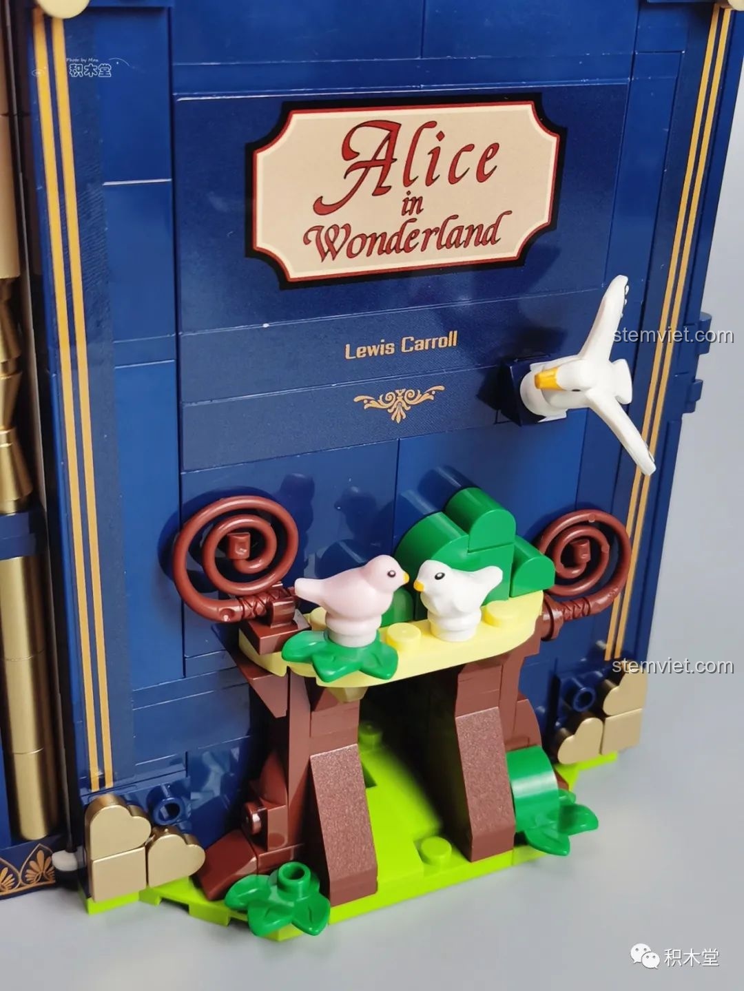 Chi tiết các chú chim nhỏ và cây trên bìa trước của mô hình sách Wekki 506172 Sách truyện Alice ở xứ sở thần tiên.