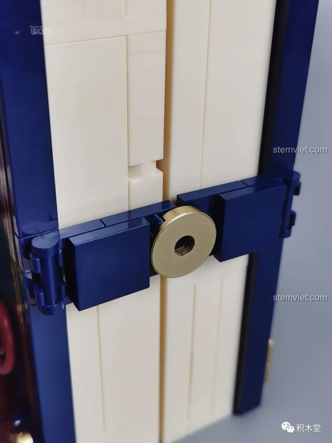 Chi tiết chốt khóa bên cạnh của mô hình sách Wekki 506172 Sách truyện Alice ở xứ sở thần tiên.