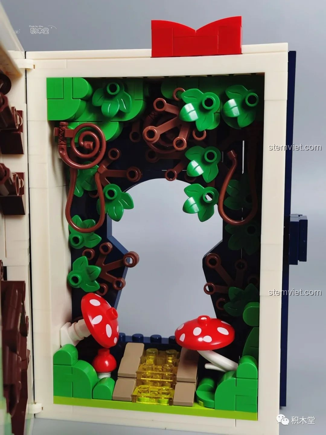 Chi tiết lỗ khóa nhìn từ bên trong mô hình sách Wekki 506172 Sách truyện Alice ở xứ sở thần tiên, với ánh sáng vàng.