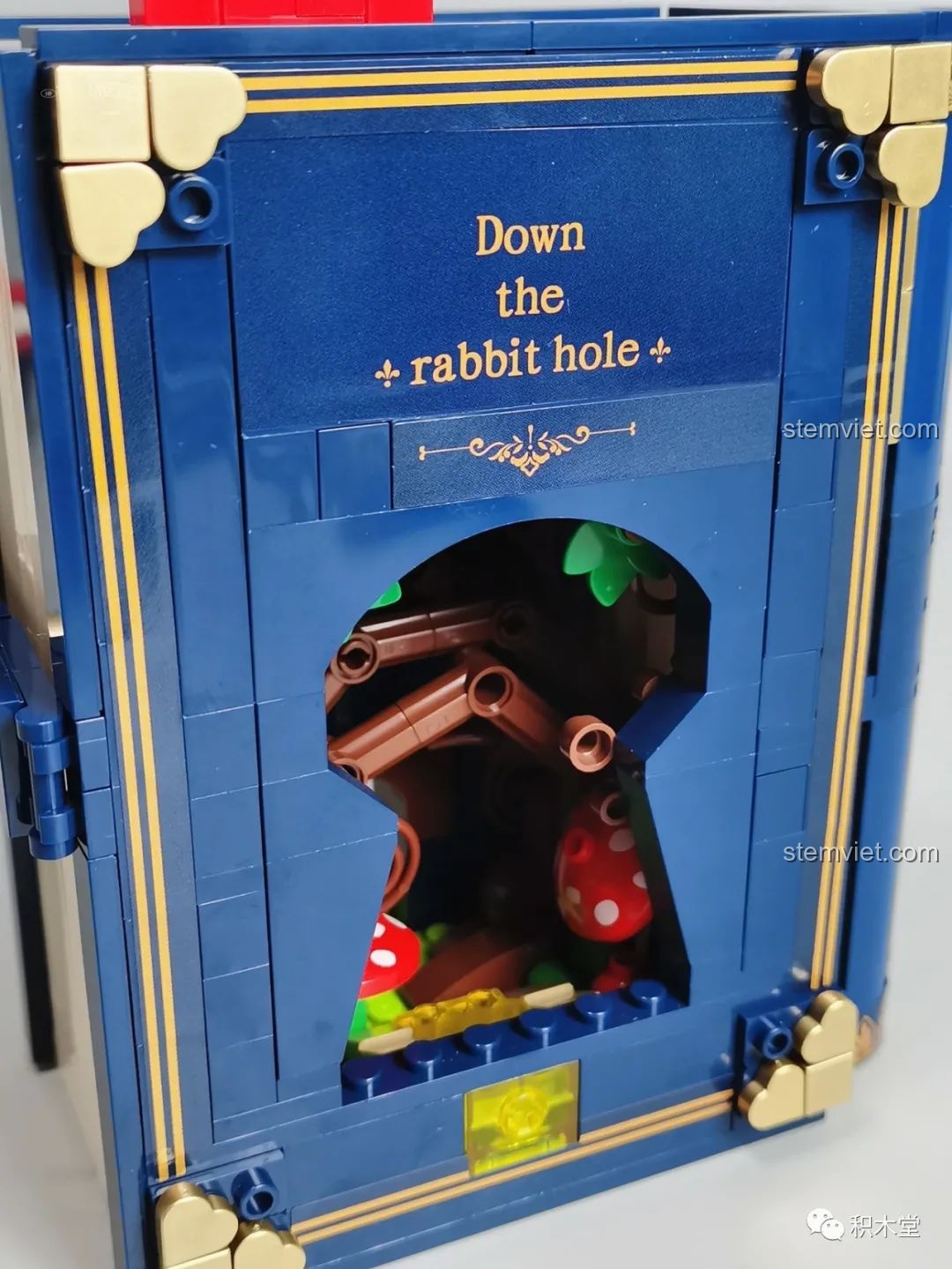 Chi tiết lỗ khóa hình chìa khóa ở mặt sau của mô hình sách Wekki 506172 Sách truyện Alice ở xứ sở thần tiên.