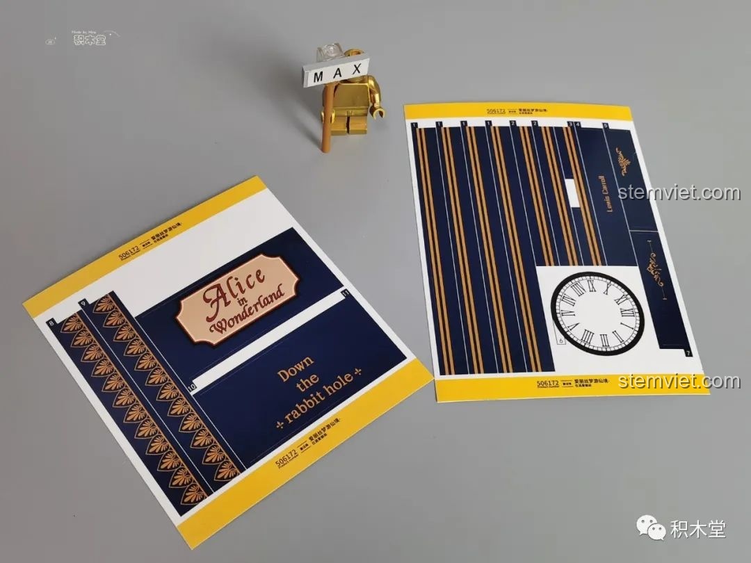 Hai tấm decal chất lượng cao với nền bạc cho bộ lắp ráp Wekki 506172 Sách truyện Alice ở xứ sở thần tiên, bao gồm hình ảnh đồng hồ và chữ.