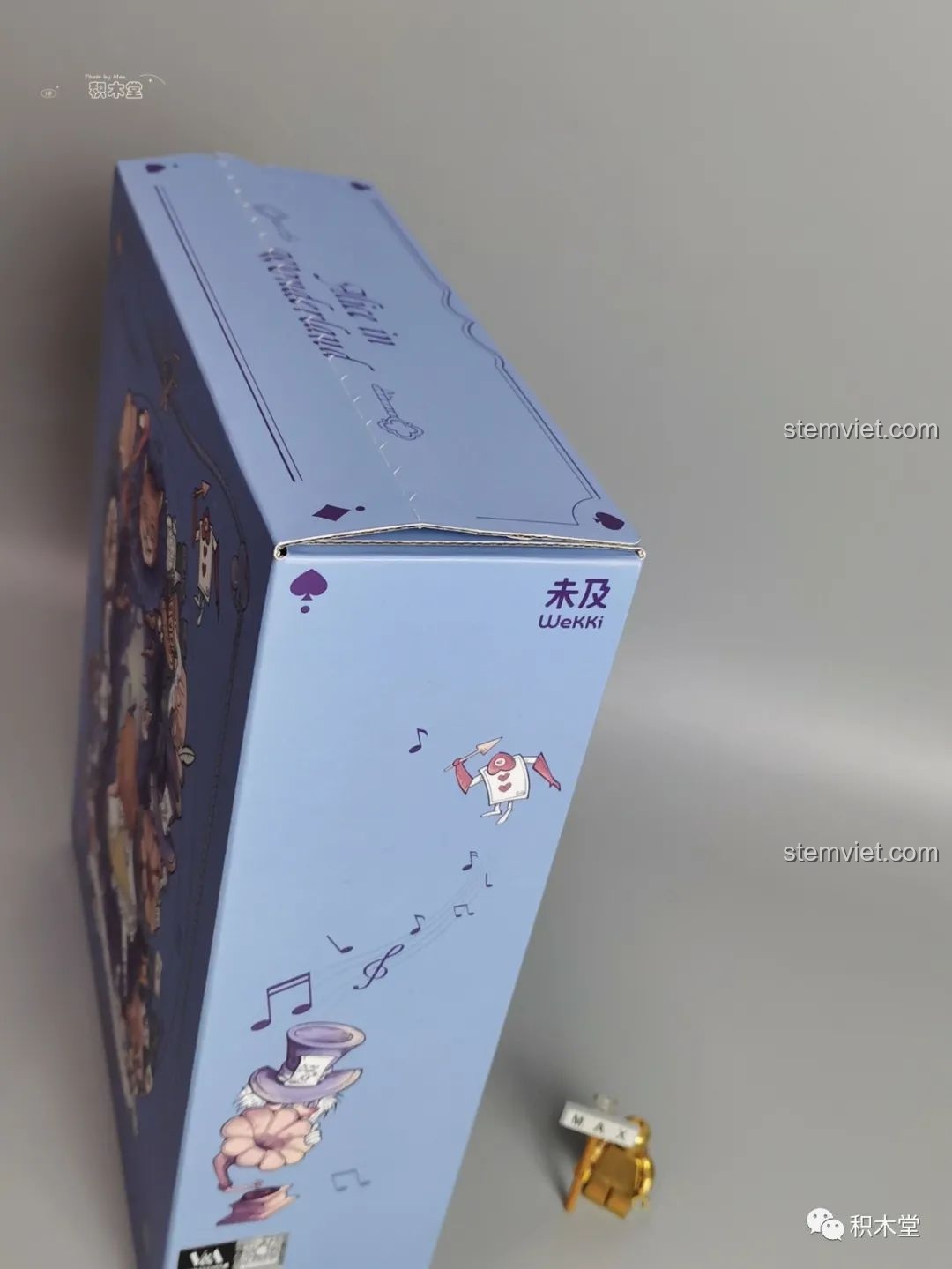 Cạnh bên hộp đồ chơi lắp ráp Wekki 506172 Sách truyện Alice ở xứ sở thần tiên, cho thấy thiết kế mở hộp một lần.