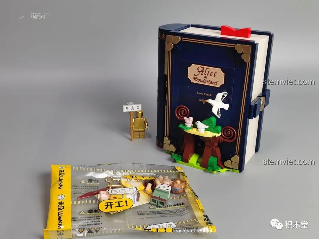 Mô hình sách Wekki 506172 Sách truyện Alice ở xứ sở thần tiên gần hoàn thiện, với túi nhân vật chờ được mở.