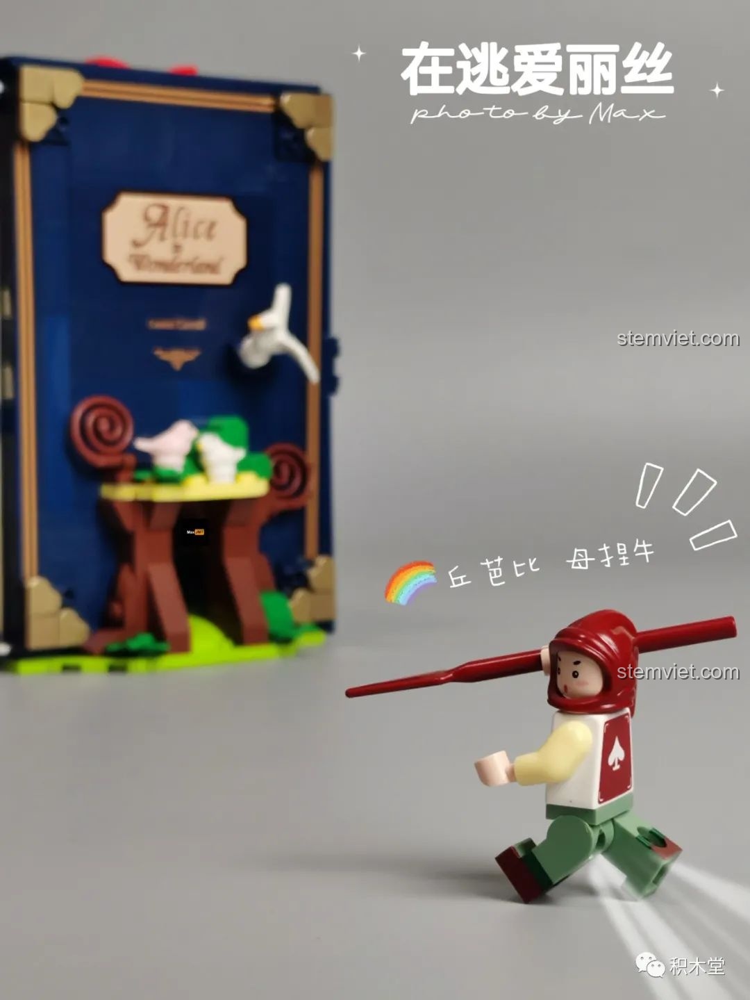 Nhân vật lính bài minifigure trong tư thế hành động, với mô hình sách Wekki 506172 Sách truyện Alice ở xứ sở thần tiên ở hậu cảnh.