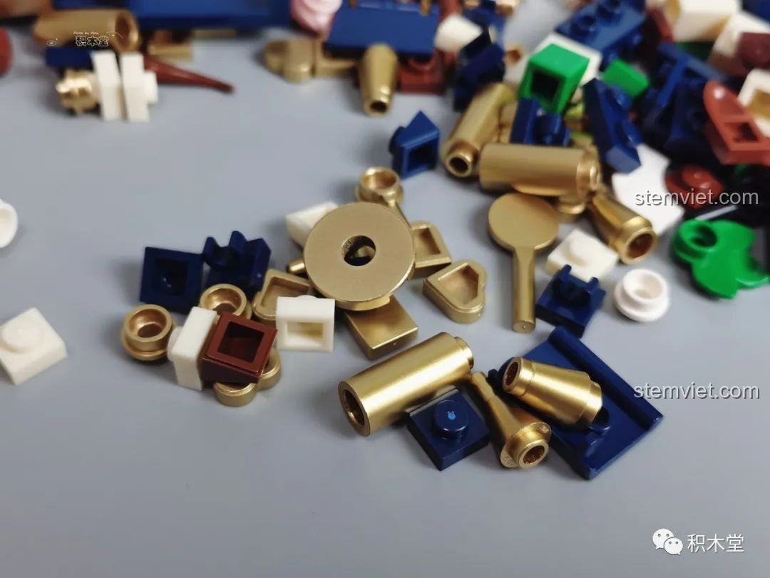 Các mảnh ghép màu vàng kim loại được phun mạ chất lượng cao, không bong tróc, của bộ lắp ráp Wekki 506172 Sách truyện Alice ở xứ sở thần tiên.