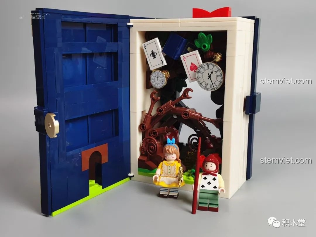 Toàn cảnh mô hình sách Wekki 506172 Sách truyện Alice ở xứ sở thần tiên khi mở ra, với hai nhân vật Alice và lính bài đứng trong cảnh.