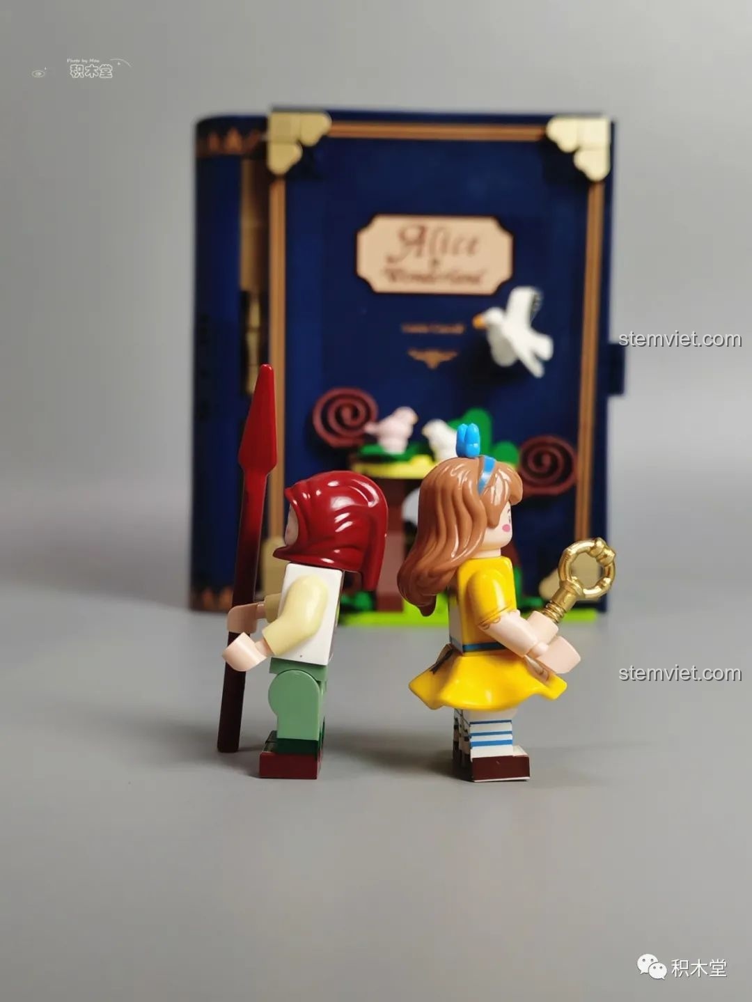 Chi tiết in ấn bên hông của nhân vật minifigure trong bộ lắp ráp Wekki 506172 Sách truyện Alice ở xứ sở thần tiên.