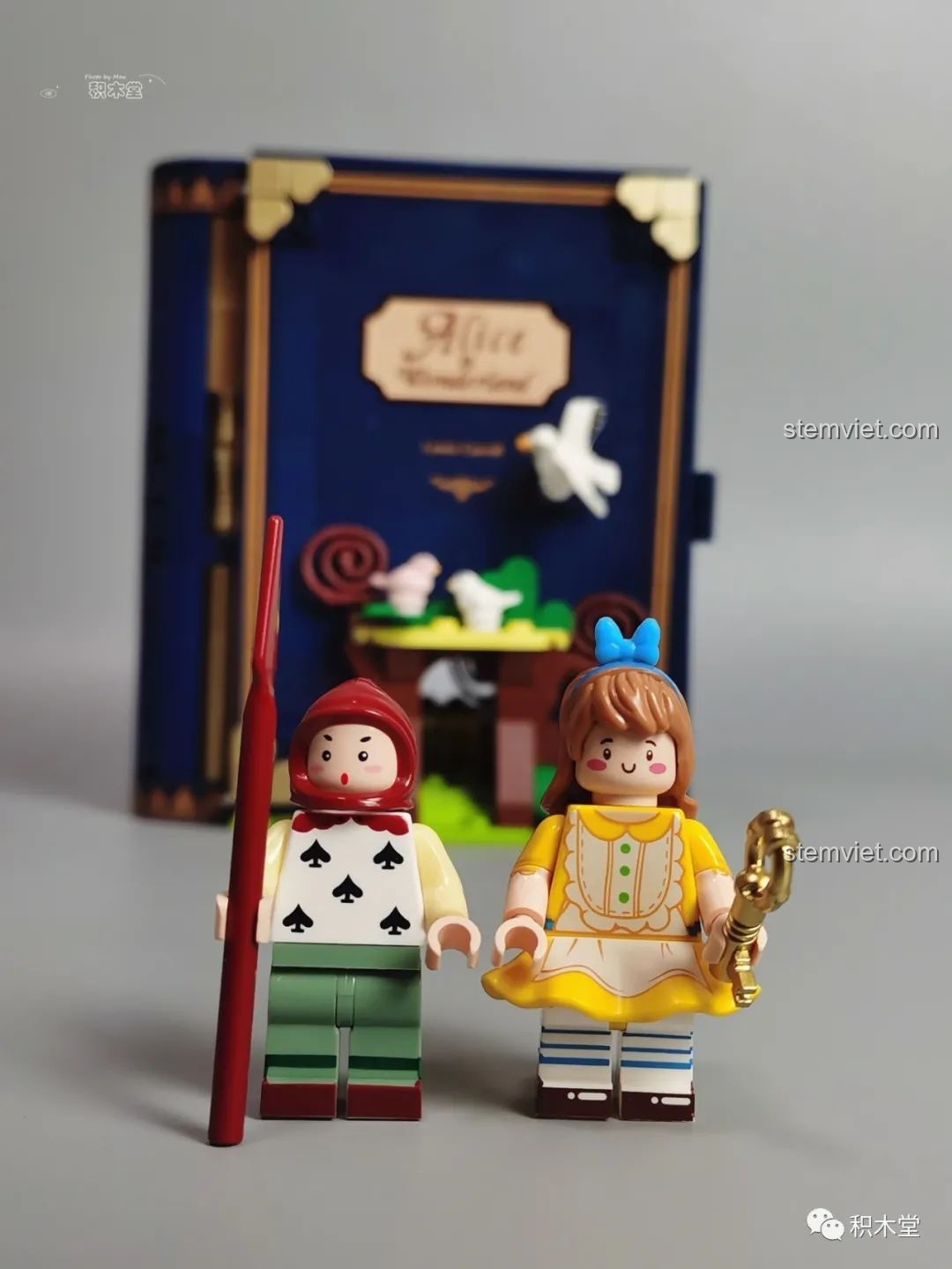 Hai nhân vật minifigure đi kèm bộ lắp ráp Wekki 506172 Sách truyện Alice ở xứ sở thần tiên: cô bé Alice và một lính bài.