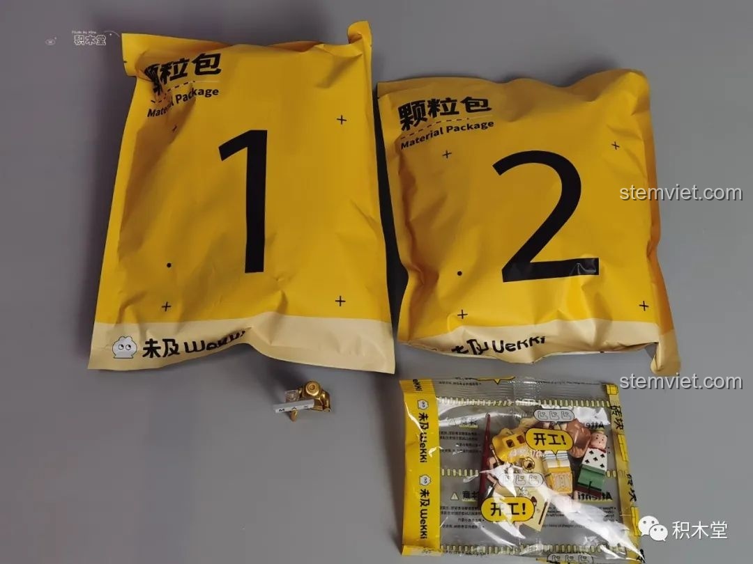 Bên trong hộp đồ chơi lắp ráp Wekki 506172 Sách truyện Alice ở xứ sở thần tiên, gồm hai túi mảnh ghép lớn và một túi nhân vật.