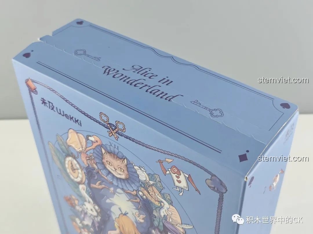 Cạnh hộp đồ chơi lắp ráp Wekki 506172 Sách Truyện Alice ở Xứ Sở Thần Tiên, thể hiện tên sản phẩm 'Alice in Wonderland' và logo Wekki.