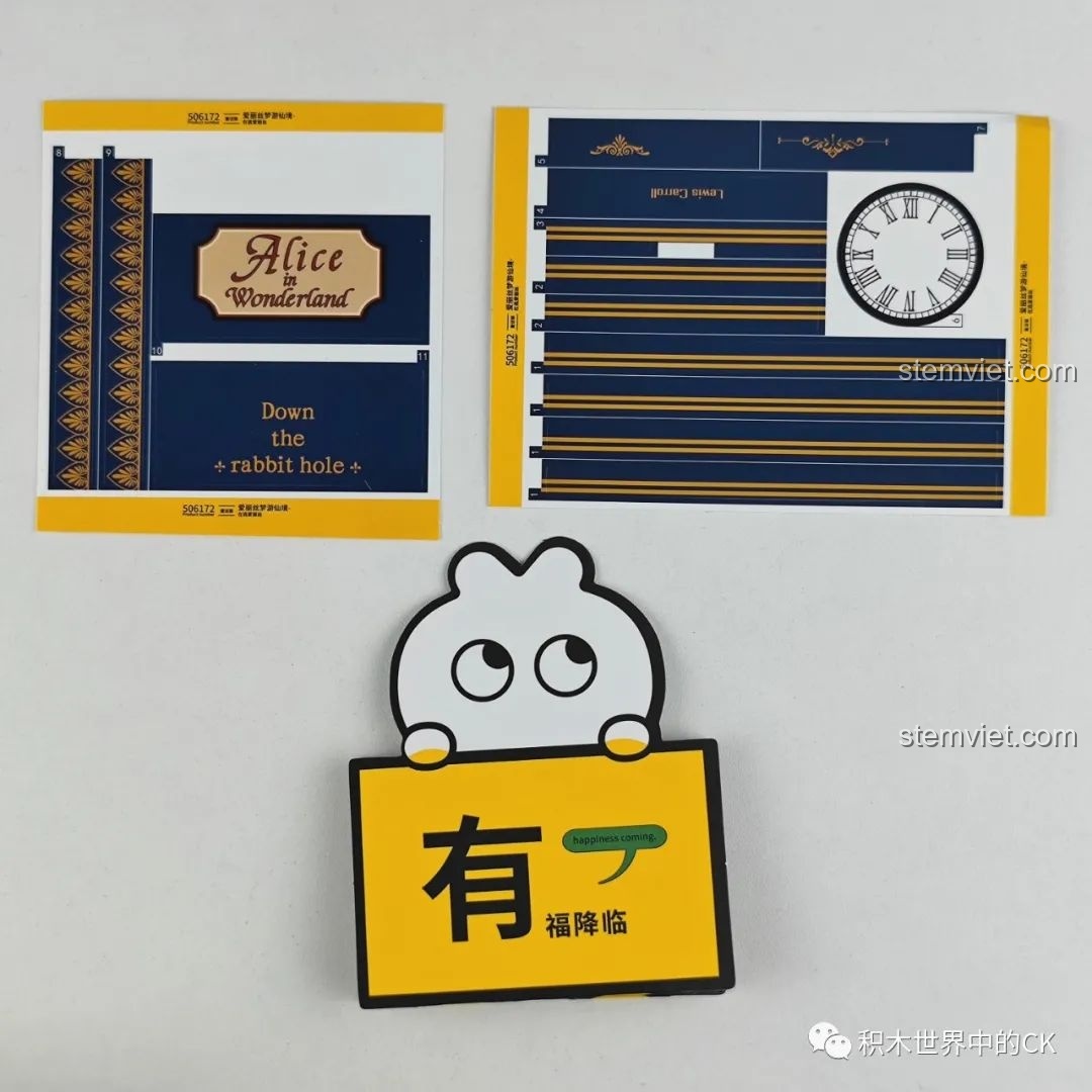 Các tấm sticker và thẻ bài đi kèm bộ lắp ráp Wekki 506172 Sách Truyện Alice ở Xứ Sở Thần Tiên, với họa tiết đồng hồ và thẻ bài.