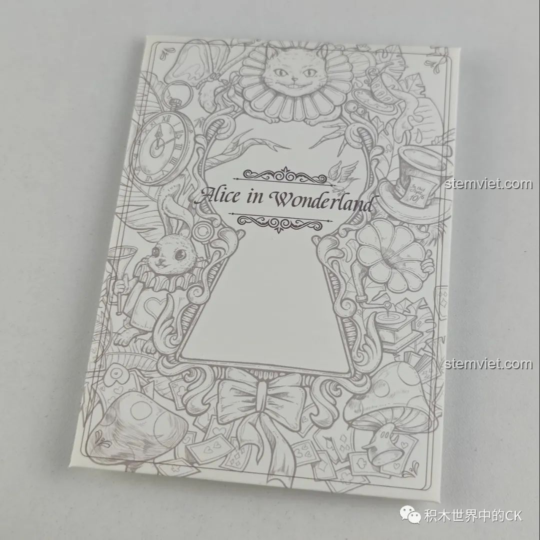 Cuốn sổ nhỏ với bìa trắng có hình minh họa Alice in Wonderland, đi kèm bộ lắp ráp Wekki 506172.