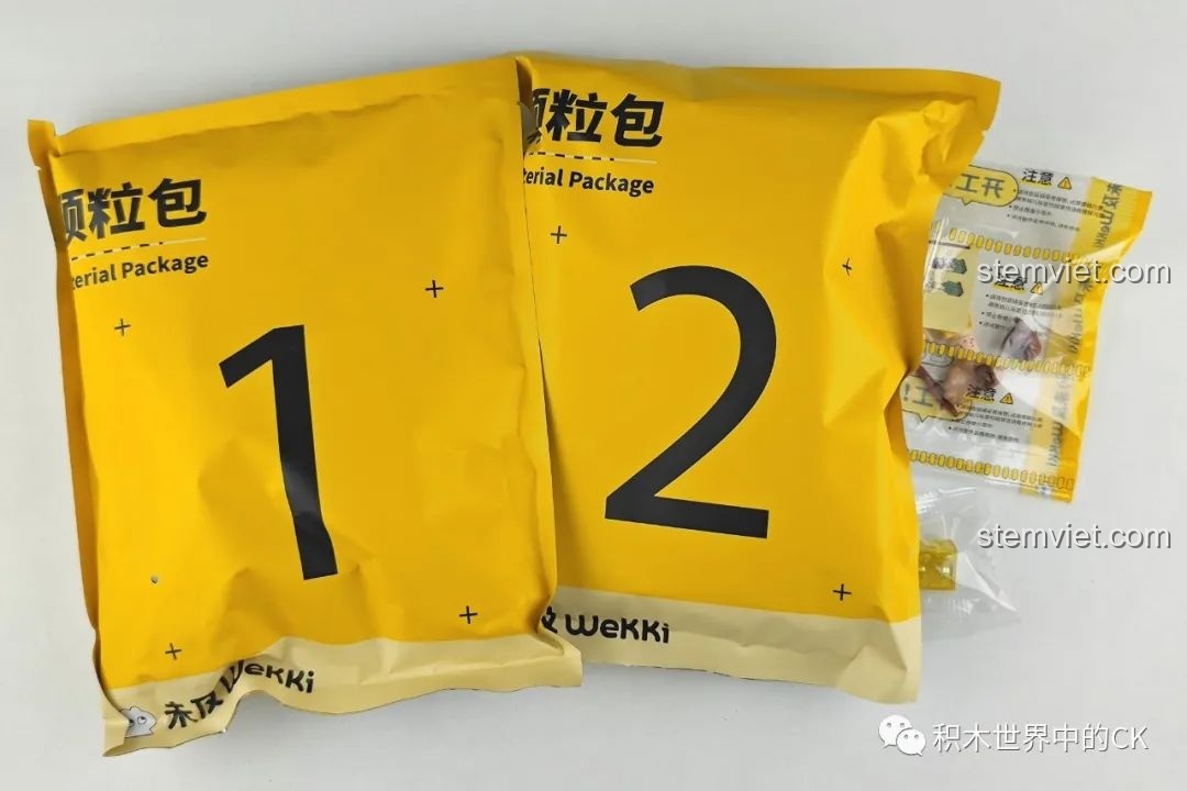 Hai túi mảnh ghép lớn được đánh số 1 và 2, chứa các chi tiết của bộ lắp ráp Wekki 506172 Sách Truyện Alice ở Xứ Sở Thần Tiên.