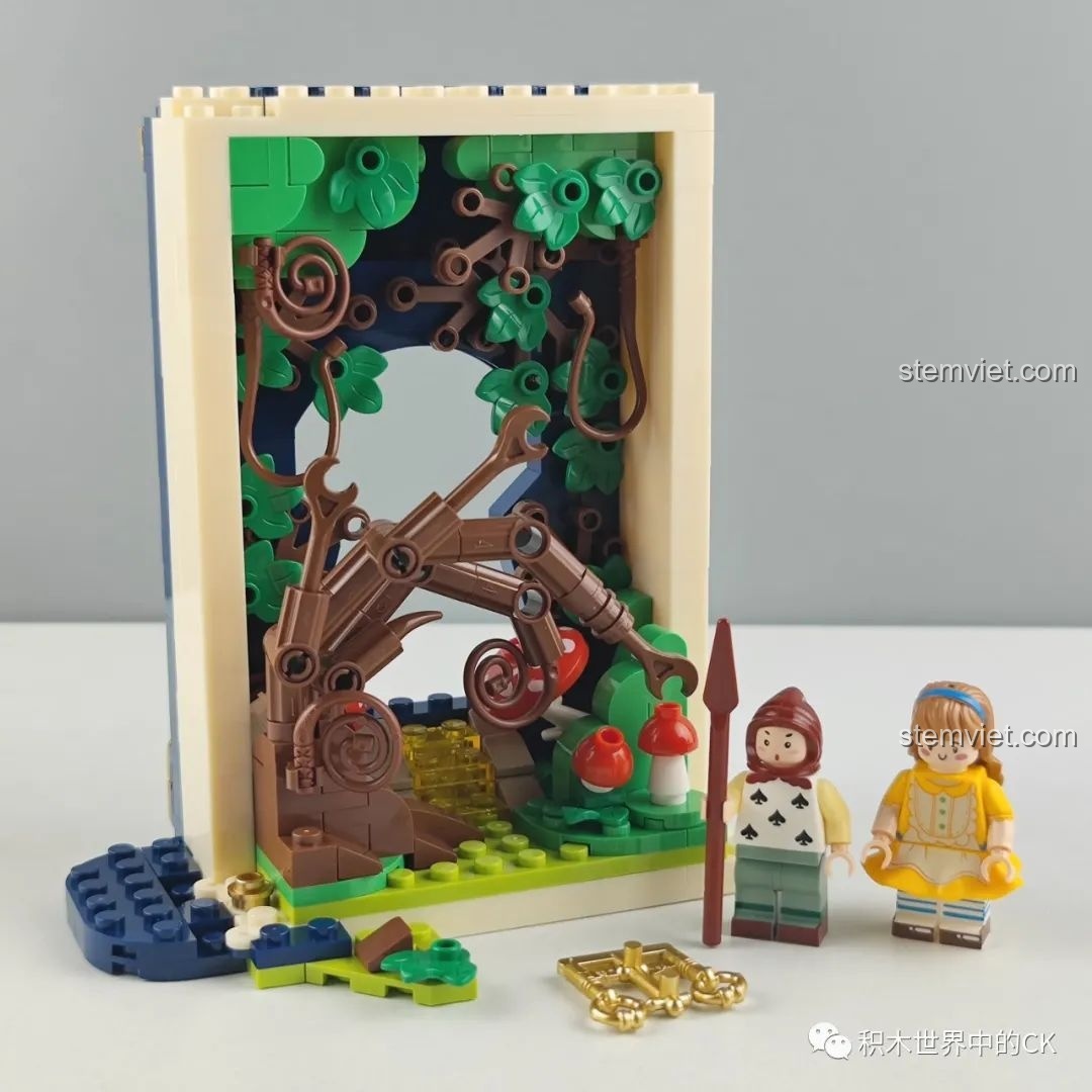 Cảnh quan bên trong cuốn sách đồ chơi lắp ráp Wekki 506172 Sách Truyện Alice ở Xứ Sở Thần Tiên đang được lắp ráp, với cây và nấm.