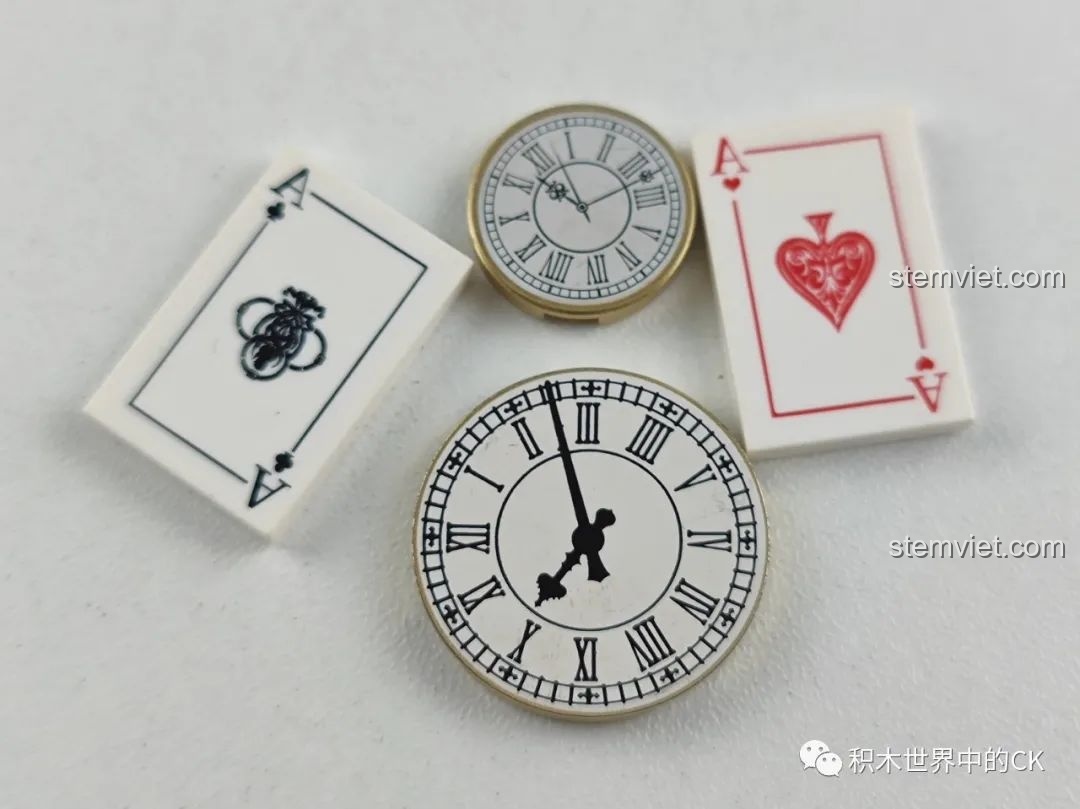 Các mảnh ghép in hình đồng hồ bỏ túi và thẻ bài Át Bích, Át Chuồn của bộ lắp ráp Wekki 506172 Sách Truyện Alice ở Xứ Sở Thần Tiên.