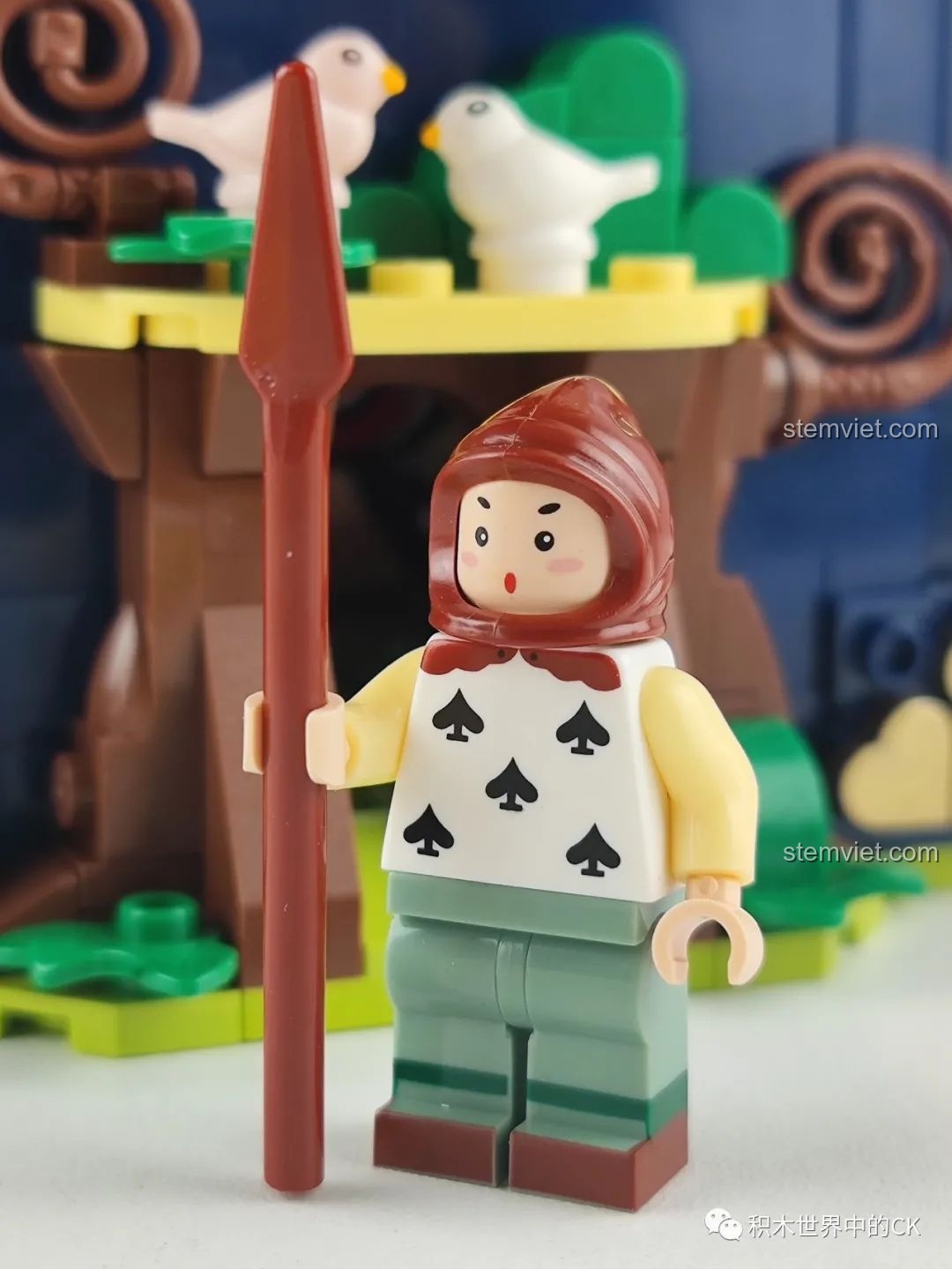 Minifigure người lính bài trong bộ đồ chơi lắp ráp Wekki 506172 Sách Truyện Alice ở Xứ Sở Thần Tiên, cầm cây giáo.