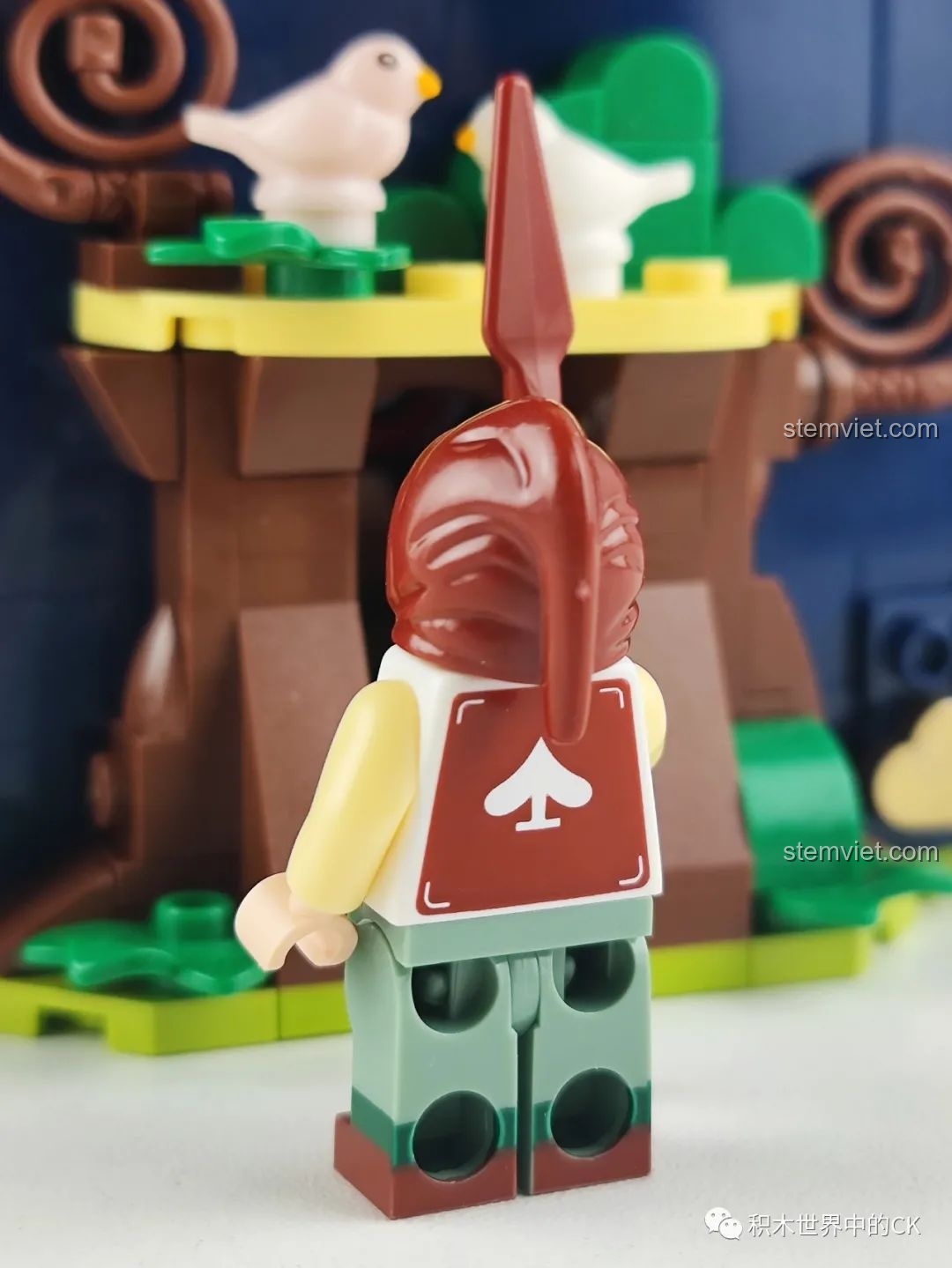 Mặt sau của minifigure người lính bài trong bộ lắp ráp Wekki 506172 Sách Truyện Alice ở Xứ Sở Thần Tiên, với biểu tượng lá bài bích.