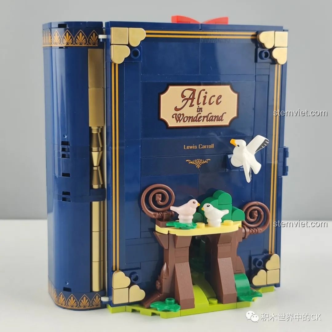 Mô hình sách đồ chơi lắp ráp Wekki 506172 Sách Truyện Alice ở Xứ Sở Thần Tiên đã hoàn thành, nhìn từ mặt trước với chim và cây.
