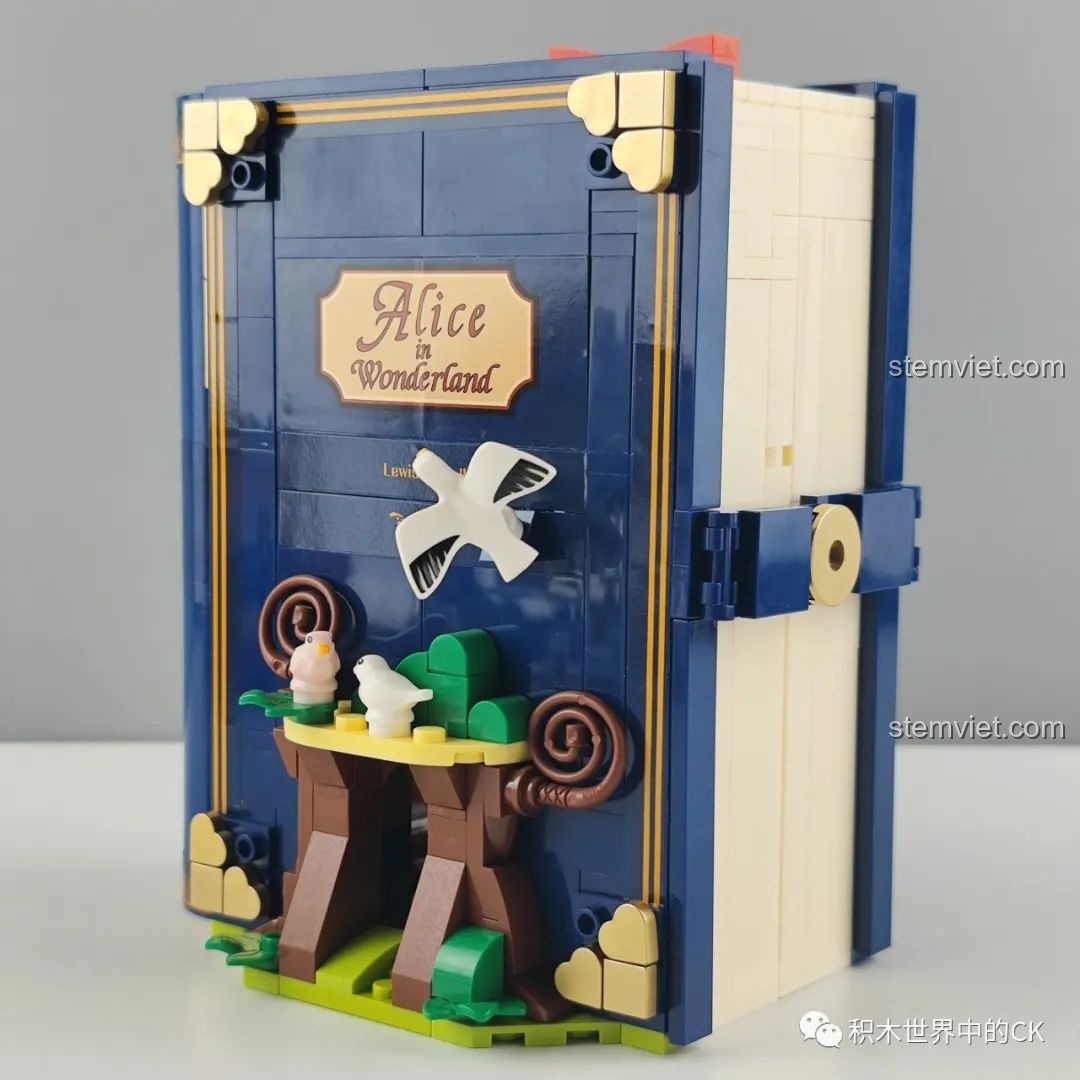 Góc nhìn nghiêng của mô hình sách đồ chơi lắp ráp Wekki 506172 Sách Truyện Alice ở Xứ Sở Thần Tiên, thể hiện độ dày và chi tiết trang trí.