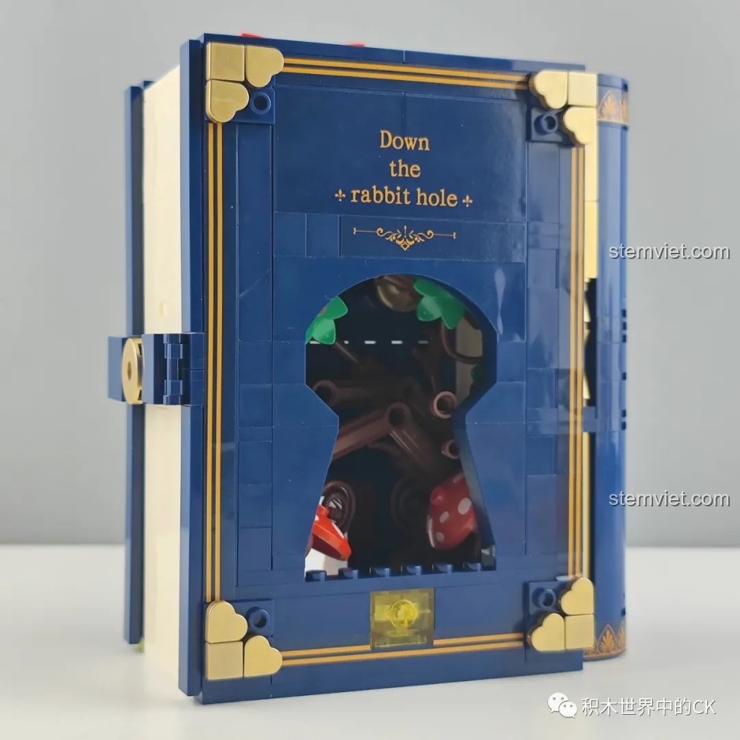 Mặt sau của mô hình sách đồ chơi lắp ráp Wekki 506172 Sách Truyện Alice ở Xứ Sở Thần Tiên, với các mảnh ghép màu kem.