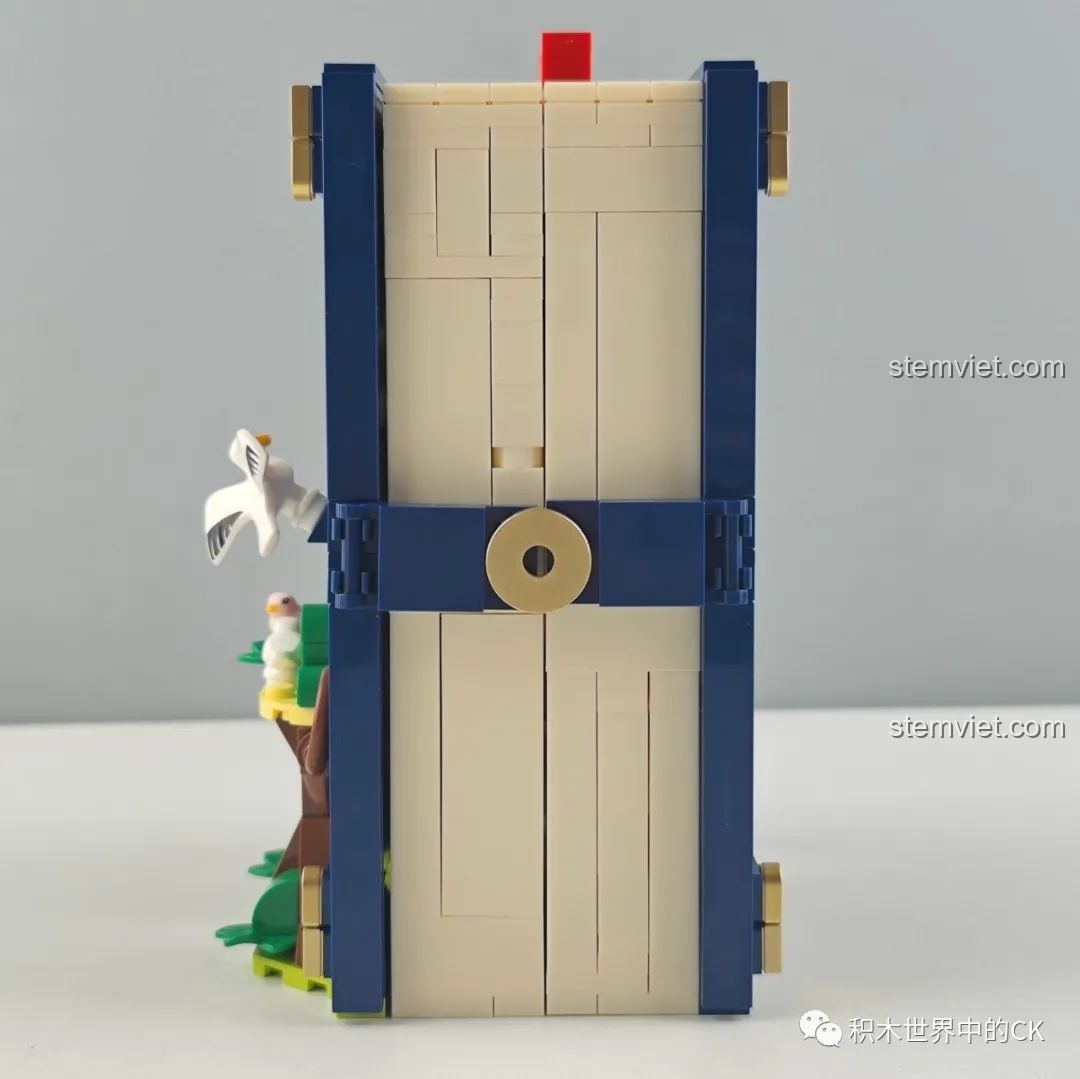 Góc nhìn từ trên xuống của mô hình sách đồ chơi lắp ráp Wekki 506172 Sách Truyện Alice ở Xứ Sở Thần Tiên, với phần gáy sách màu đỏ.