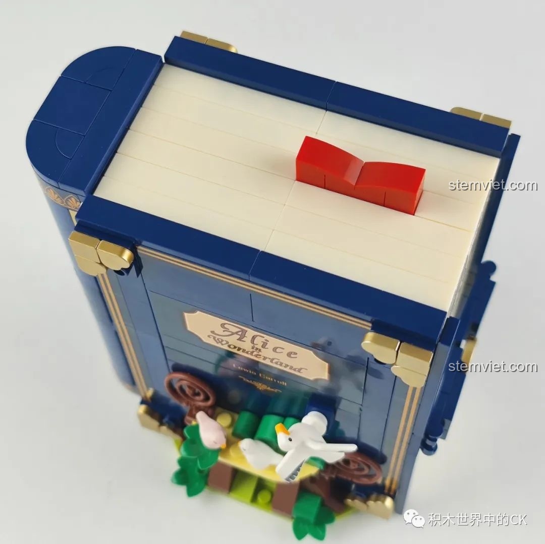 Chi tiết phần gáy sách của mô hình đồ chơi lắp ráp Wekki 506172 Sách Truyện Alice ở Xứ Sở Thần Tiên, mô phỏng các trang sách.