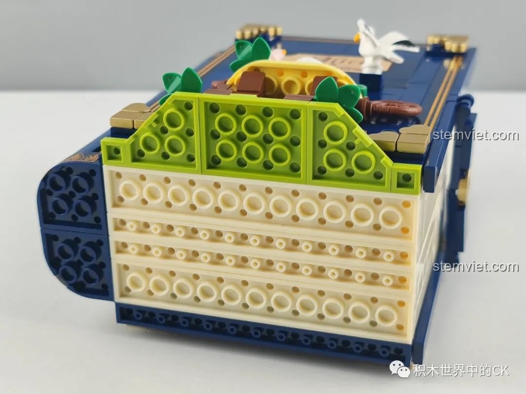 Cận cảnh chi tiết chim nhỏ và cây xanh trên bìa mô hình sách đồ chơi lắp ráp Wekki 506172 Sách Truyện Alice ở Xứ Sở Thần Tiên.