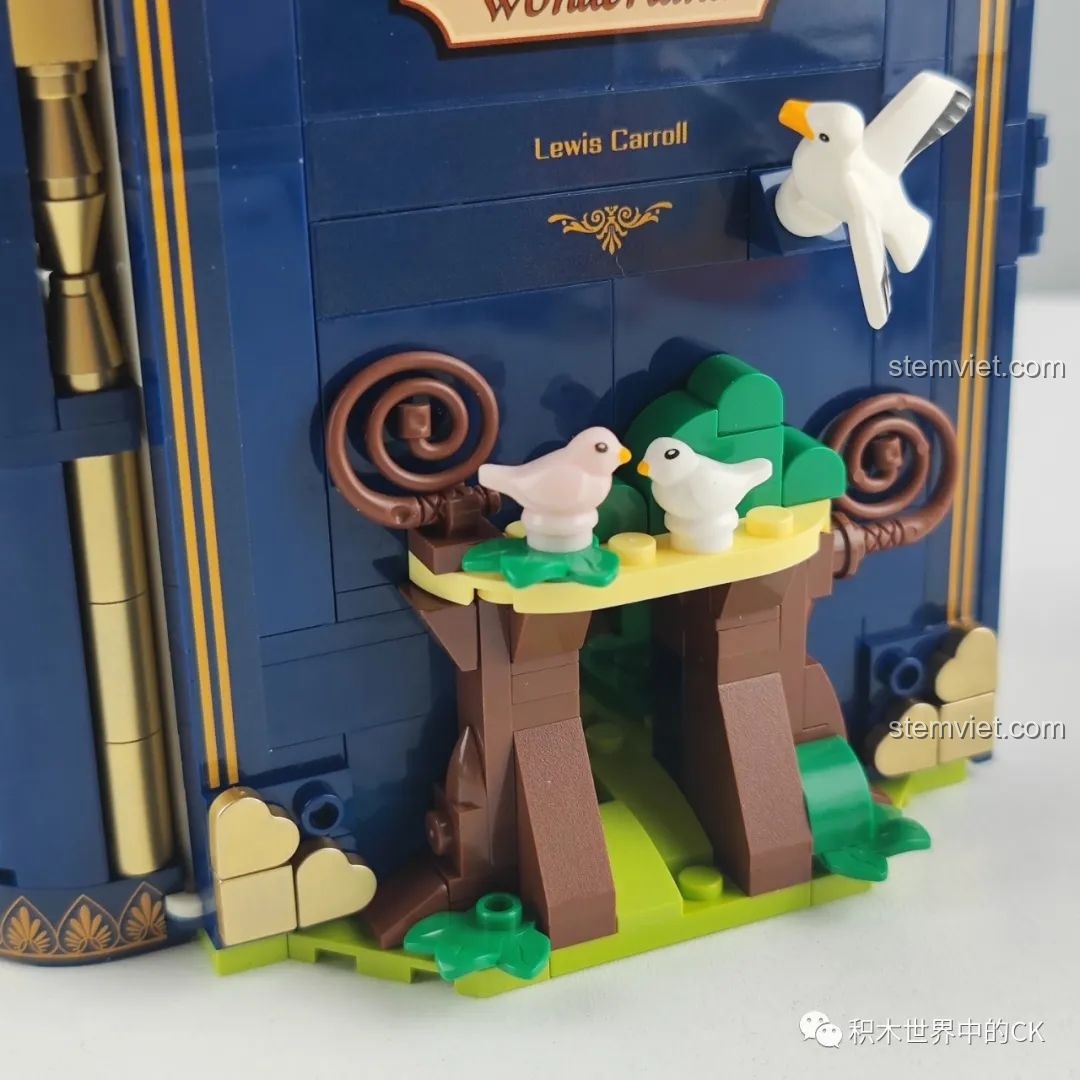 Cận cảnh tên sách 'Alice in Wonderland' và tác giả 'Lewis Carroll' được in trên bìa mô hình đồ chơi lắp ráp Wekki 506172.