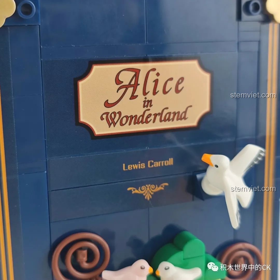 Cận cảnh chi tiết lỗ khóa 'Down the rabbit hole' trên cạnh mô hình sách đồ chơi lắp ráp Wekki 506172 Sách Truyện Alice ở Xứ Sở Thần Tiên.