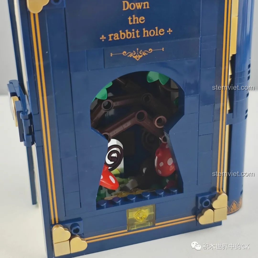 Mô hình sách đồ chơi lắp ráp Wekki 506172 Sách Truyện Alice ở Xứ Sở Thần Tiên đang mở ra, hé lộ cảnh quan bên trong.