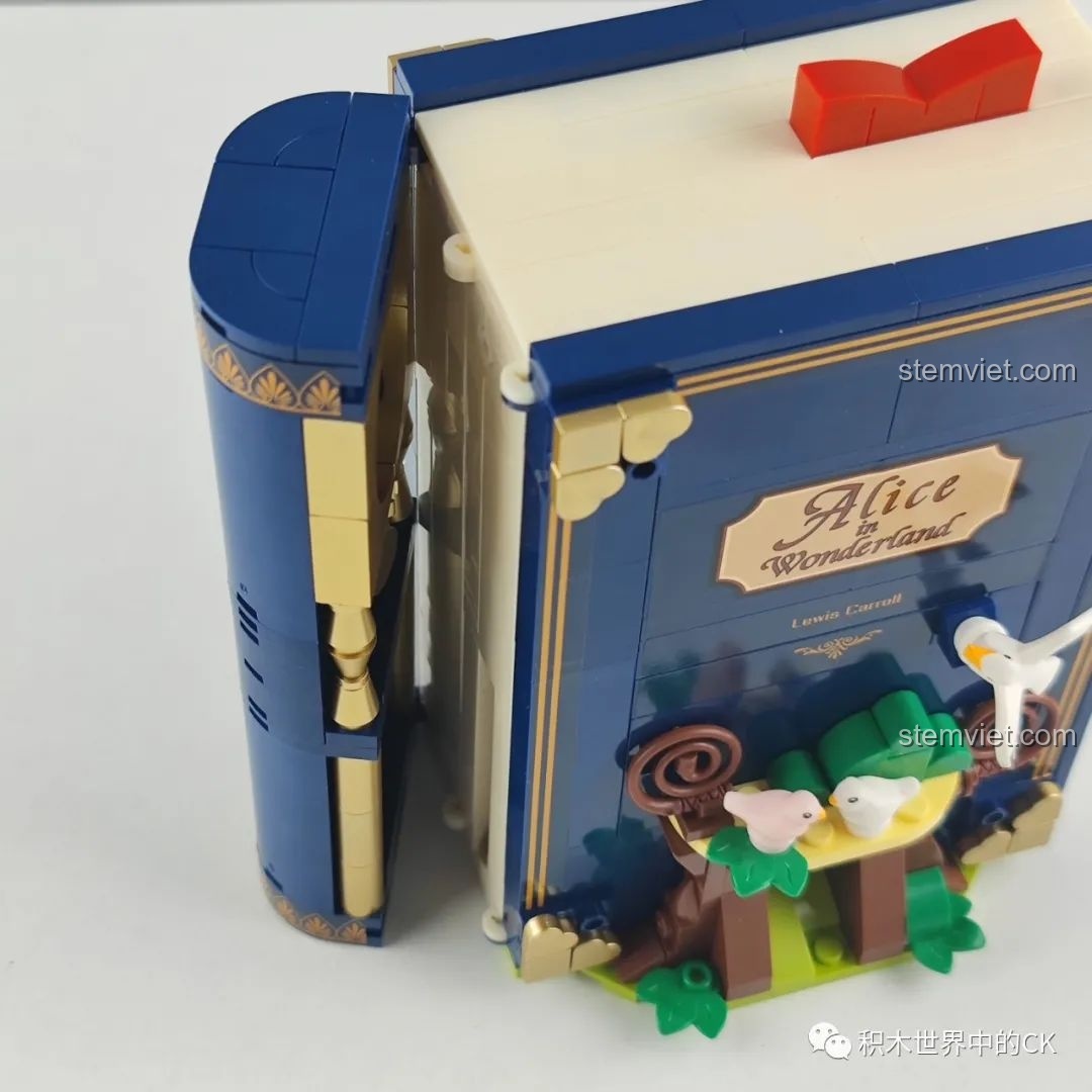 Cận cảnh cảnh quan bên trong mô hình sách đồ chơi lắp ráp Wekki 506172 Sách Truyện Alice ở Xứ Sở Thần Tiên, với đồng hồ và thẻ bài.