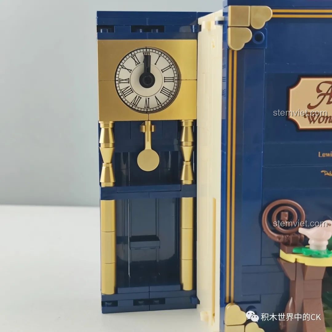 Chi tiết các vật phẩm nhỏ bên trong mô hình sách đồ chơi lắp ráp Wekki 506172 Sách Truyện Alice ở Xứ Sở Thần Tiên, bao gồm đồng hồ và thẻ bài.