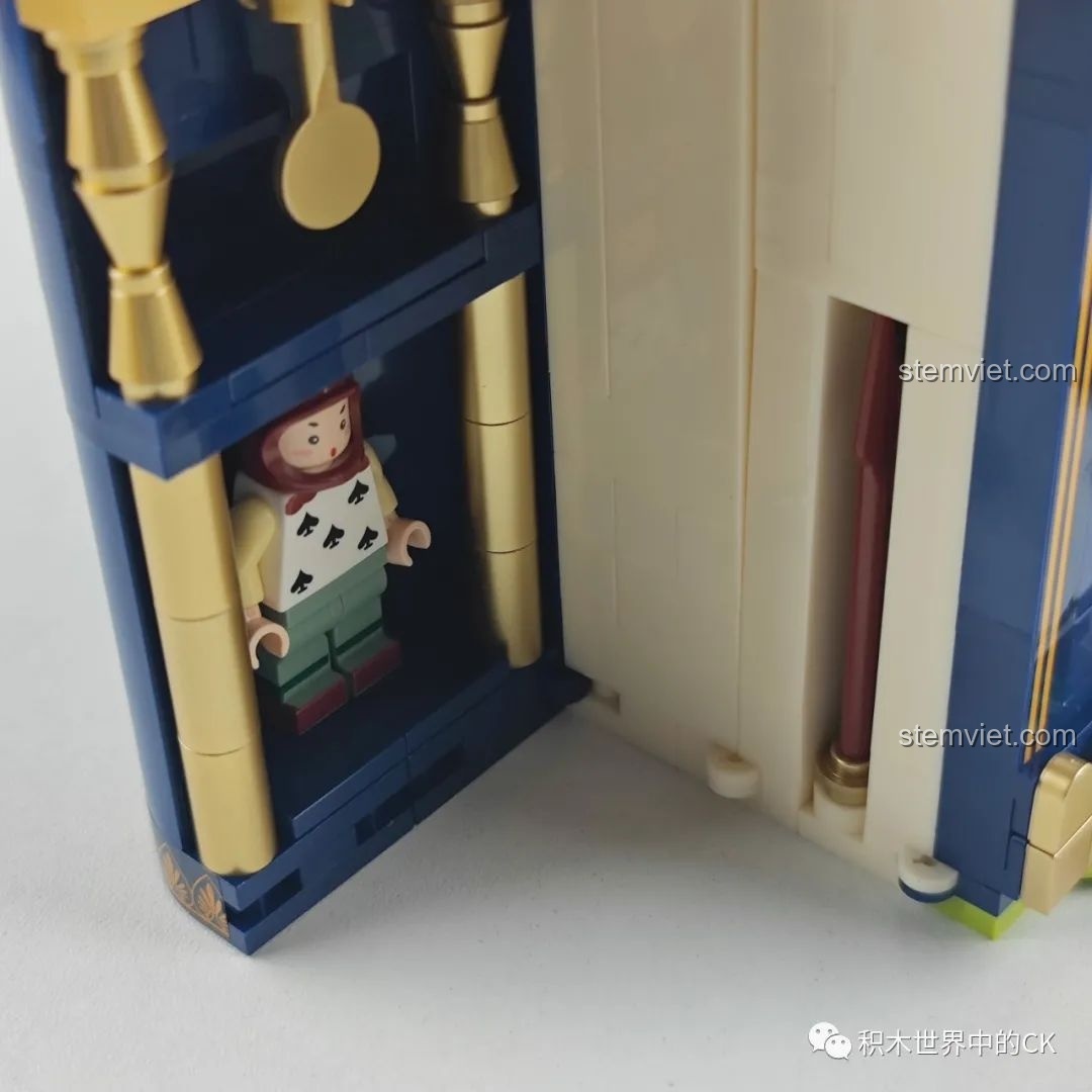 Cận cảnh chi tiết cây cối và nấm trong cảnh quan của mô hình sách đồ chơi lắp ráp Wekki 506172 Sách Truyện Alice ở Xứ Sở Thần Tiên.