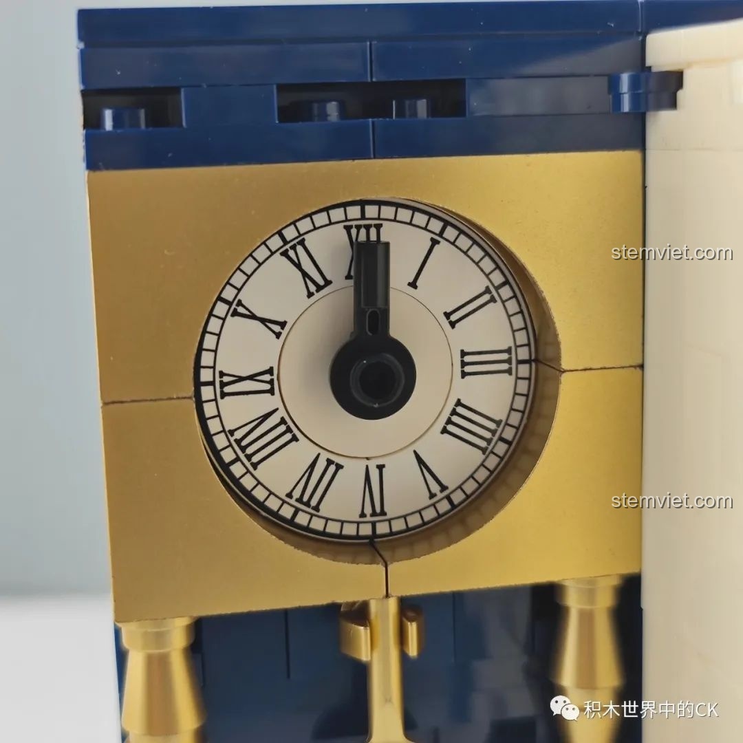 Toàn cảnh cảnh quan bên trong mô hình sách đồ chơi lắp ráp Wekki 506172 Sách Truyện Alice ở Xứ Sở Thần Tiên, với lỗ khóa lớn ở trung tâm.