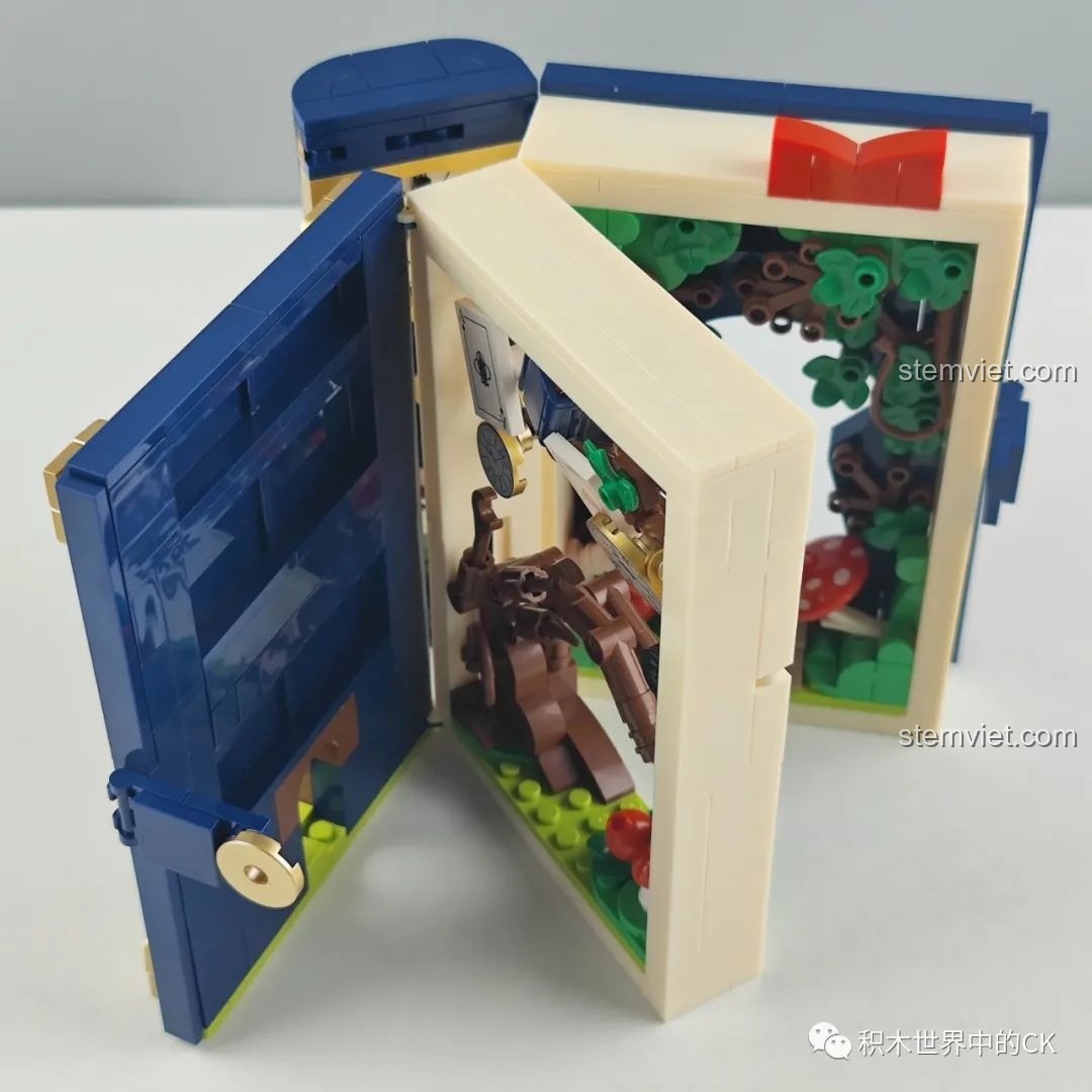 Mô hình sách đồ chơi lắp ráp Wekki 506172 Sách Truyện Alice ở Xứ Sở Thần Tiên mở ra, hé lộ chiếc đồng hồ quả lắc ẩn giấu.