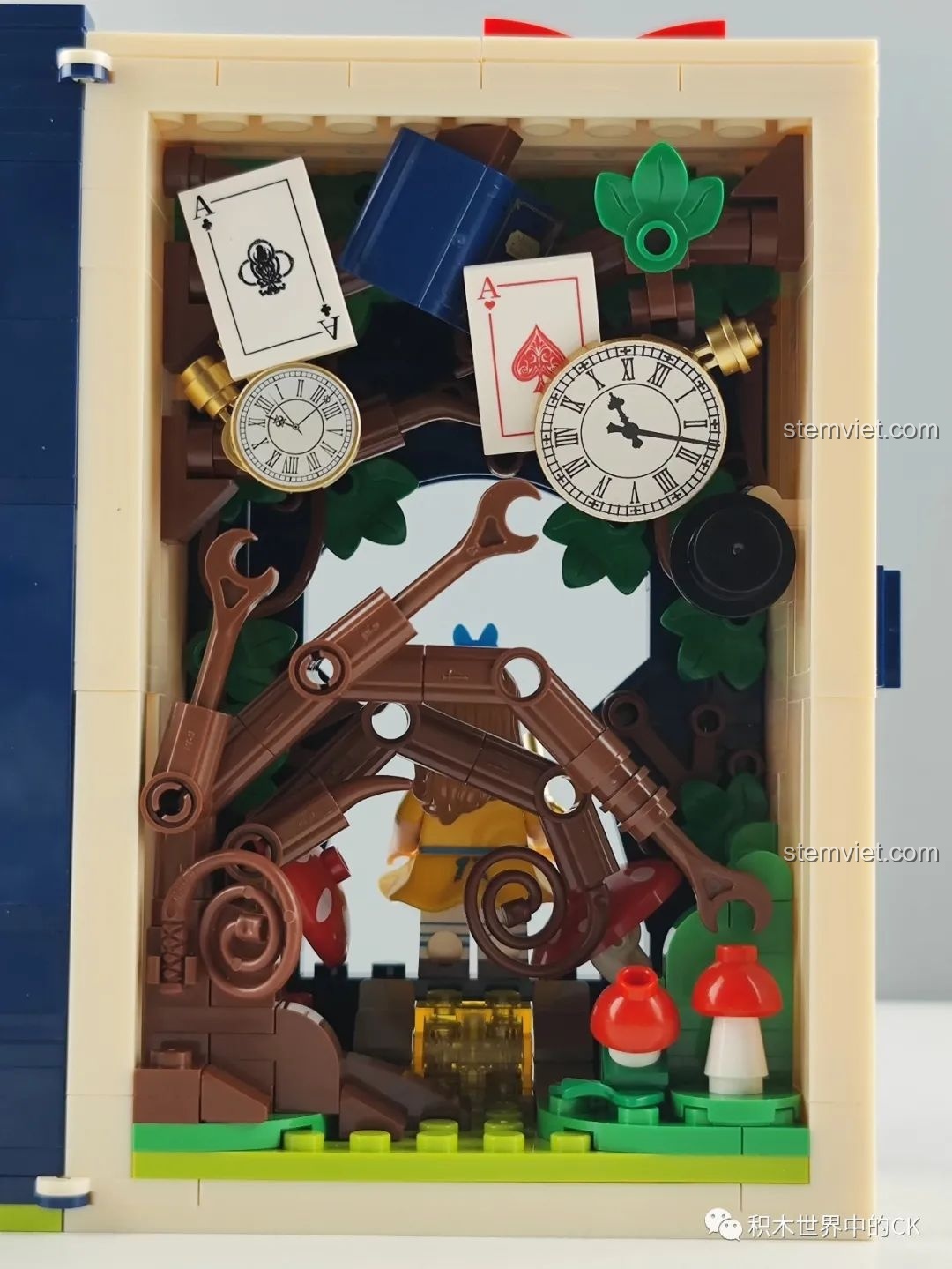 Cận cảnh chiếc đồng hồ quả lắc ẩn giấu trong mô hình sách đồ chơi lắp ráp Wekki 506172 Sách Truyện Alice ở Xứ Sở Thần Tiên.
