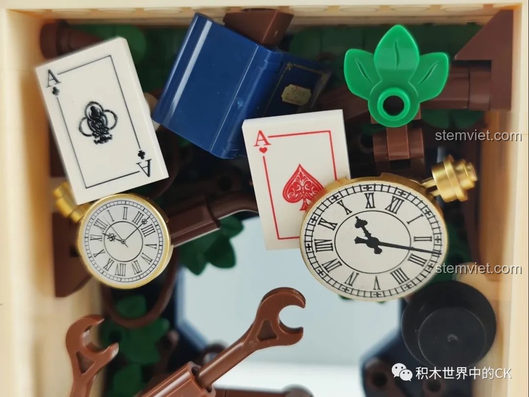 Ngăn bí mật ẩn chứa minifigure người lính bài trong mô hình sách đồ chơi lắp ráp Wekki 506172 Sách Truyện Alice ở Xứ Sở Thần Tiên.