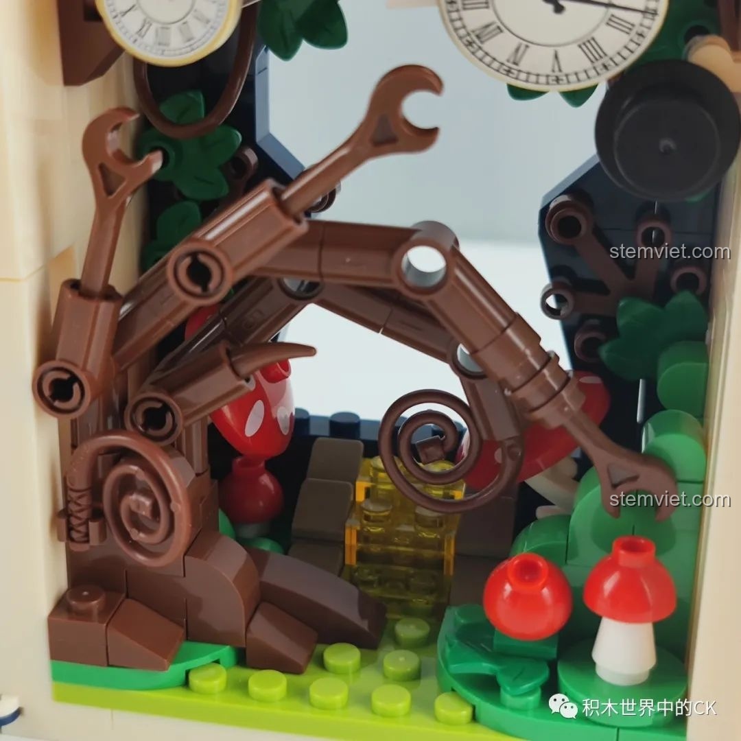 Cận cảnh mặt đồng hồ quả lắc trong mô hình sách đồ chơi lắp ráp Wekki 506172 Sách Truyện Alice ở Xứ Sở Thần Tiên, kim chỉ 12 giờ.