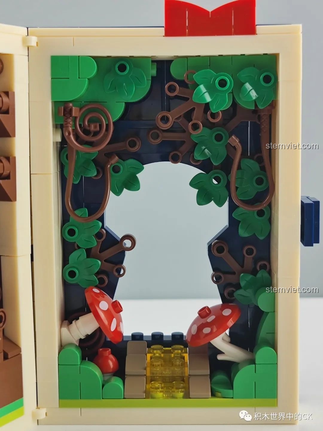 Mô hình sách đồ chơi lắp ráp Wekki 506172 Sách Truyện Alice ở Xứ Sở Thần Tiên mở hoàn toàn, hiển thị cảnh quan bên trong.